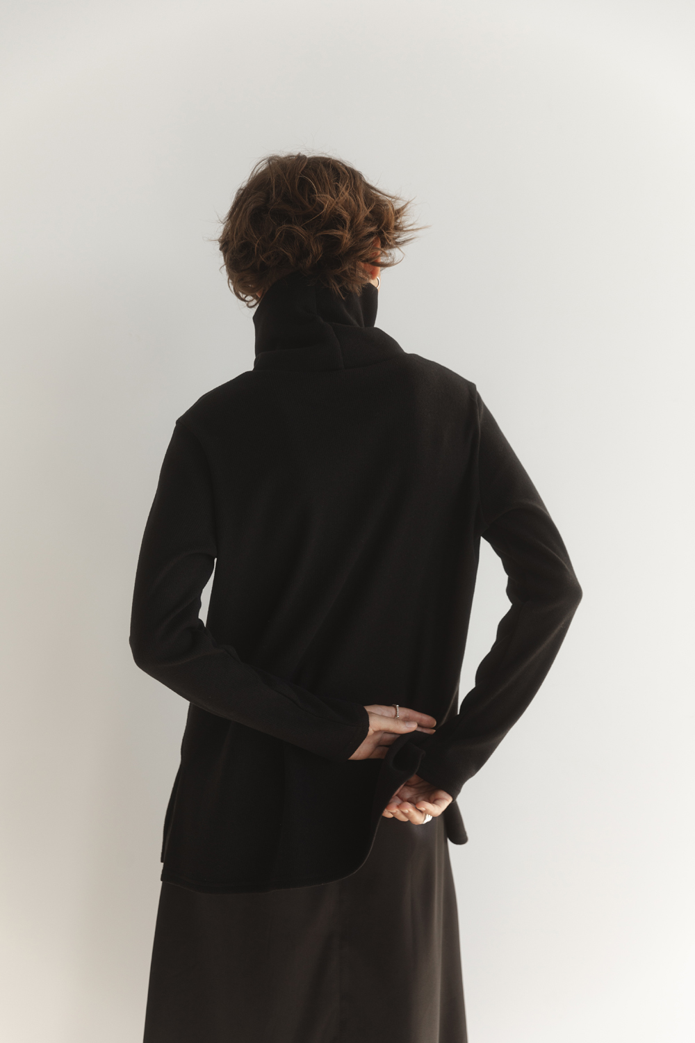 Черный трикотажный свитер-оверсайз с разрезами по бокам
