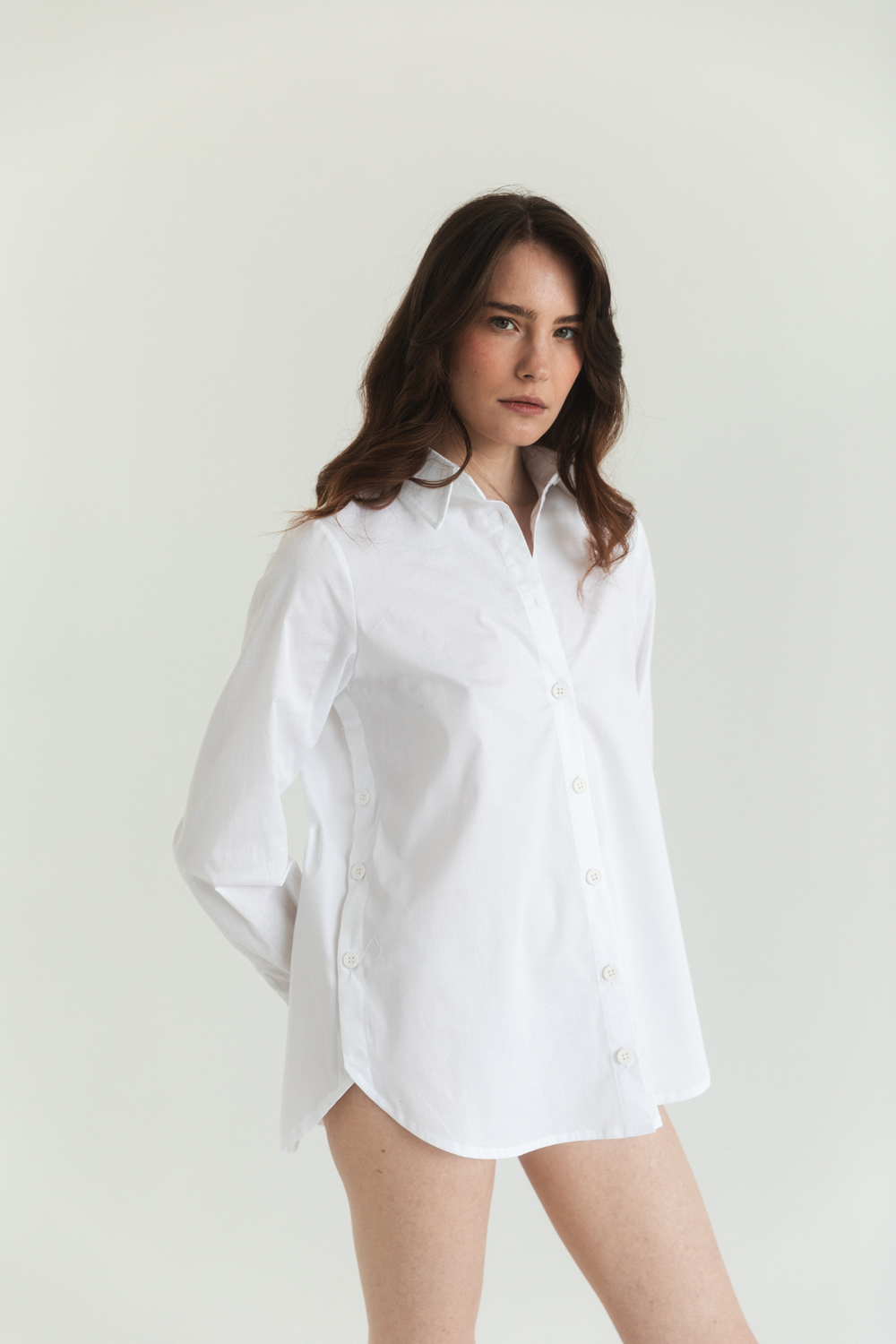 Белая котоновая рубашка с функциональными пуговицами по бокам