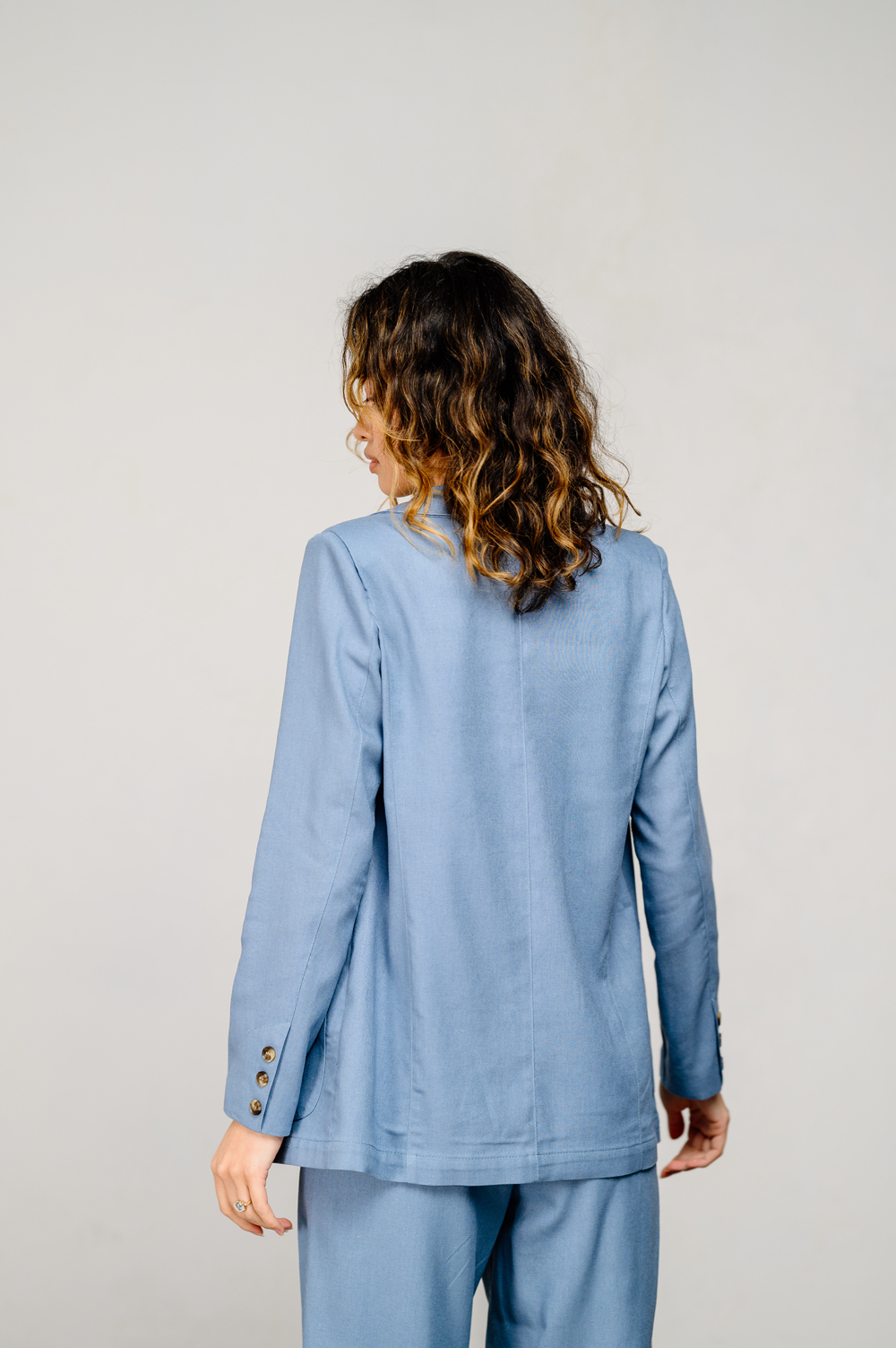 Сіро-блакитний лляний піджак прямого крою
