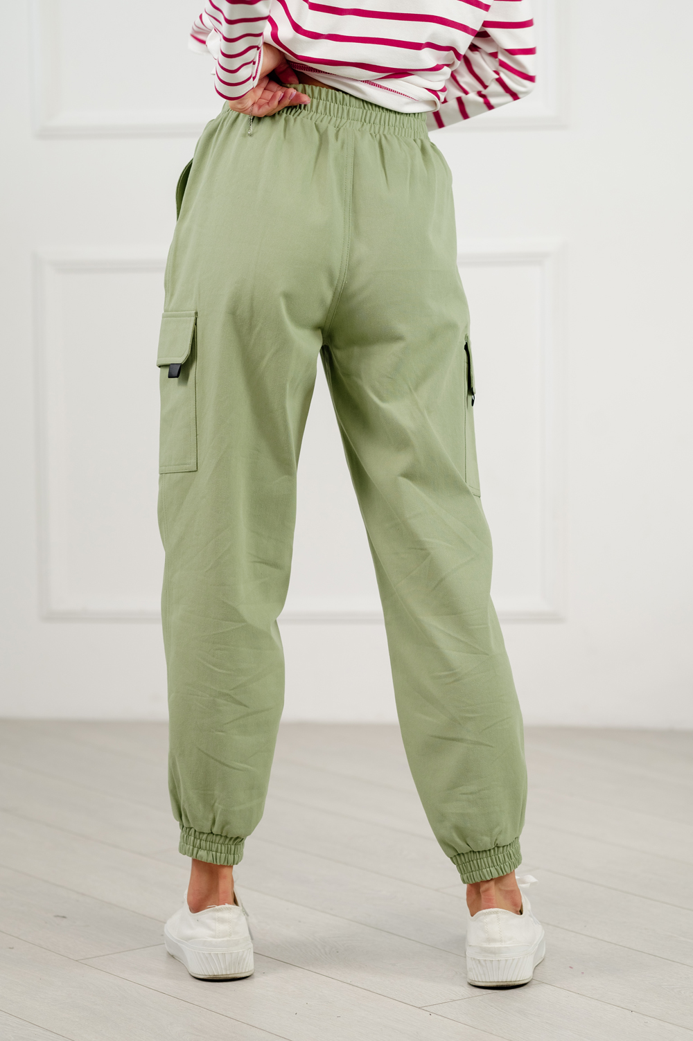 Casual cargo pants in olive color.