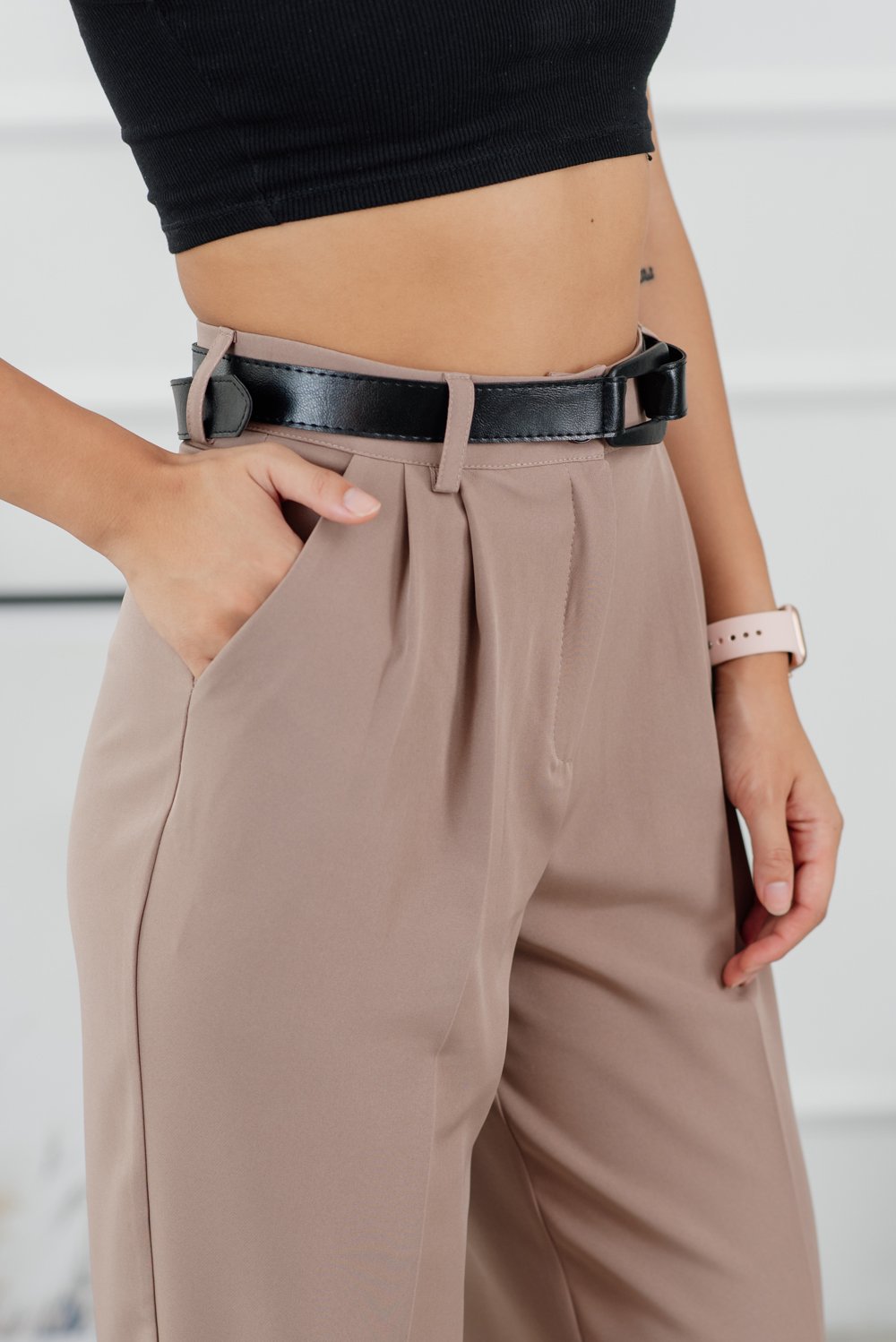 Beige trousers at the waist with arrows