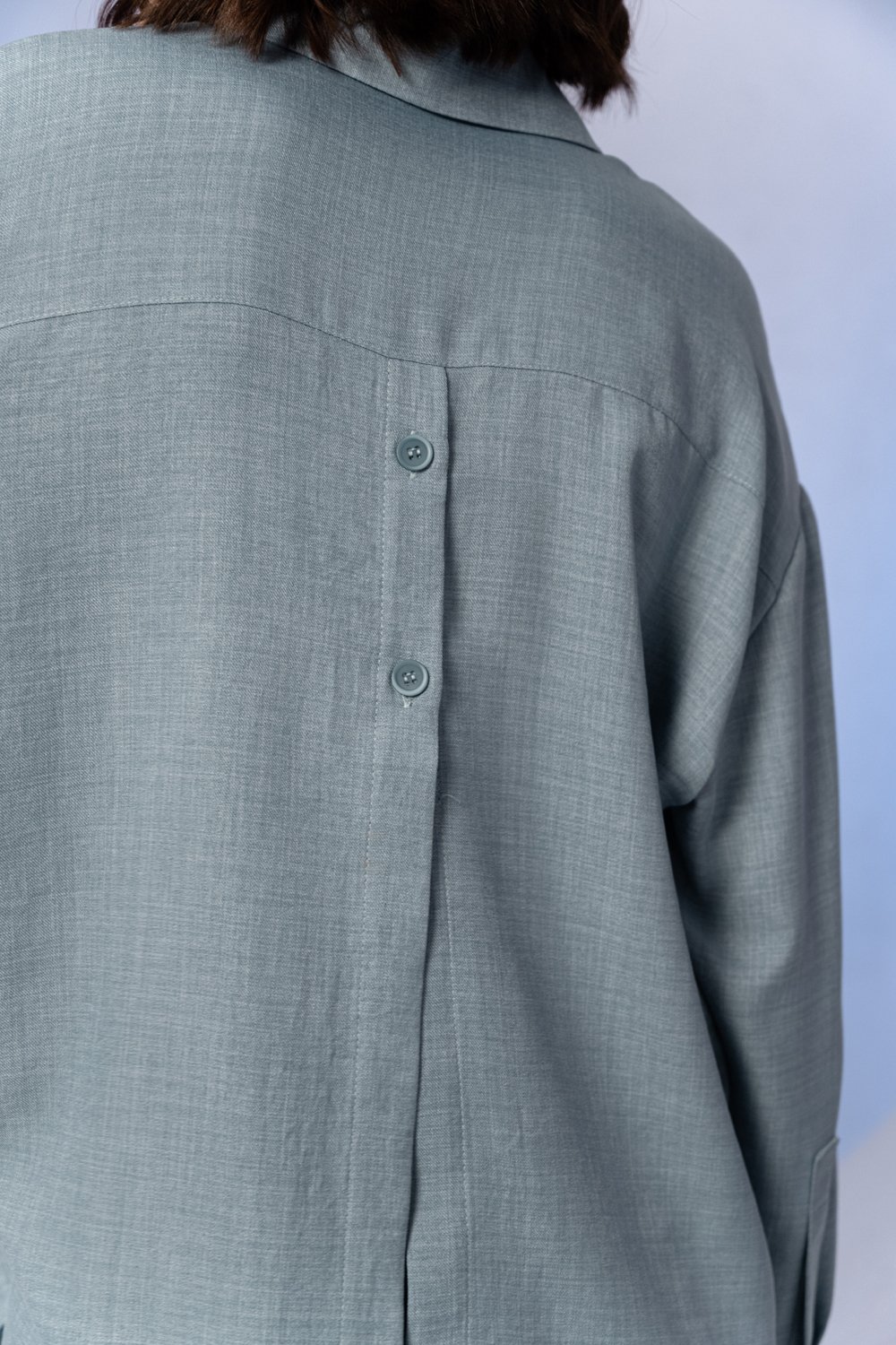Голубая рубашка с вырезом на спине в стиле оверсайз