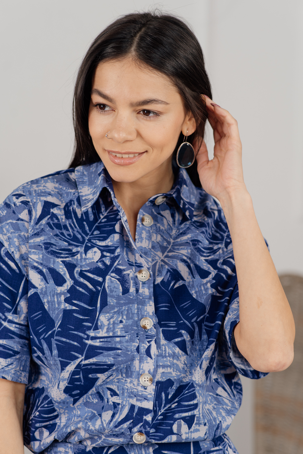 Linen suit with tropical print shorts