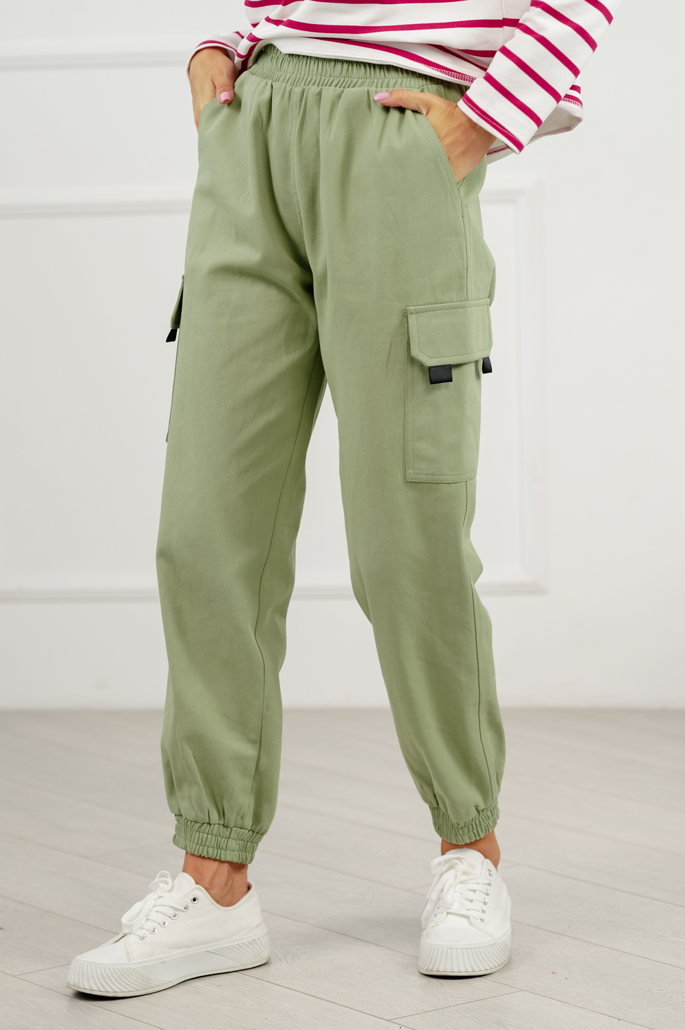 Casual cargo pants in olive color.