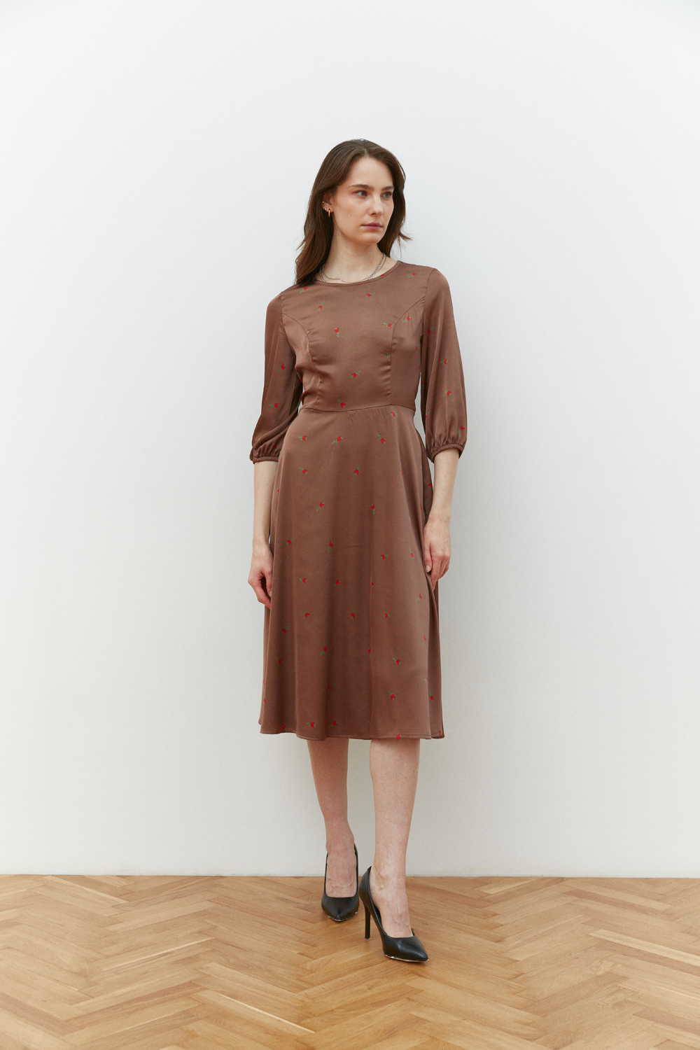 Semi-fitted midi dress with a loose skirt in Mocha color