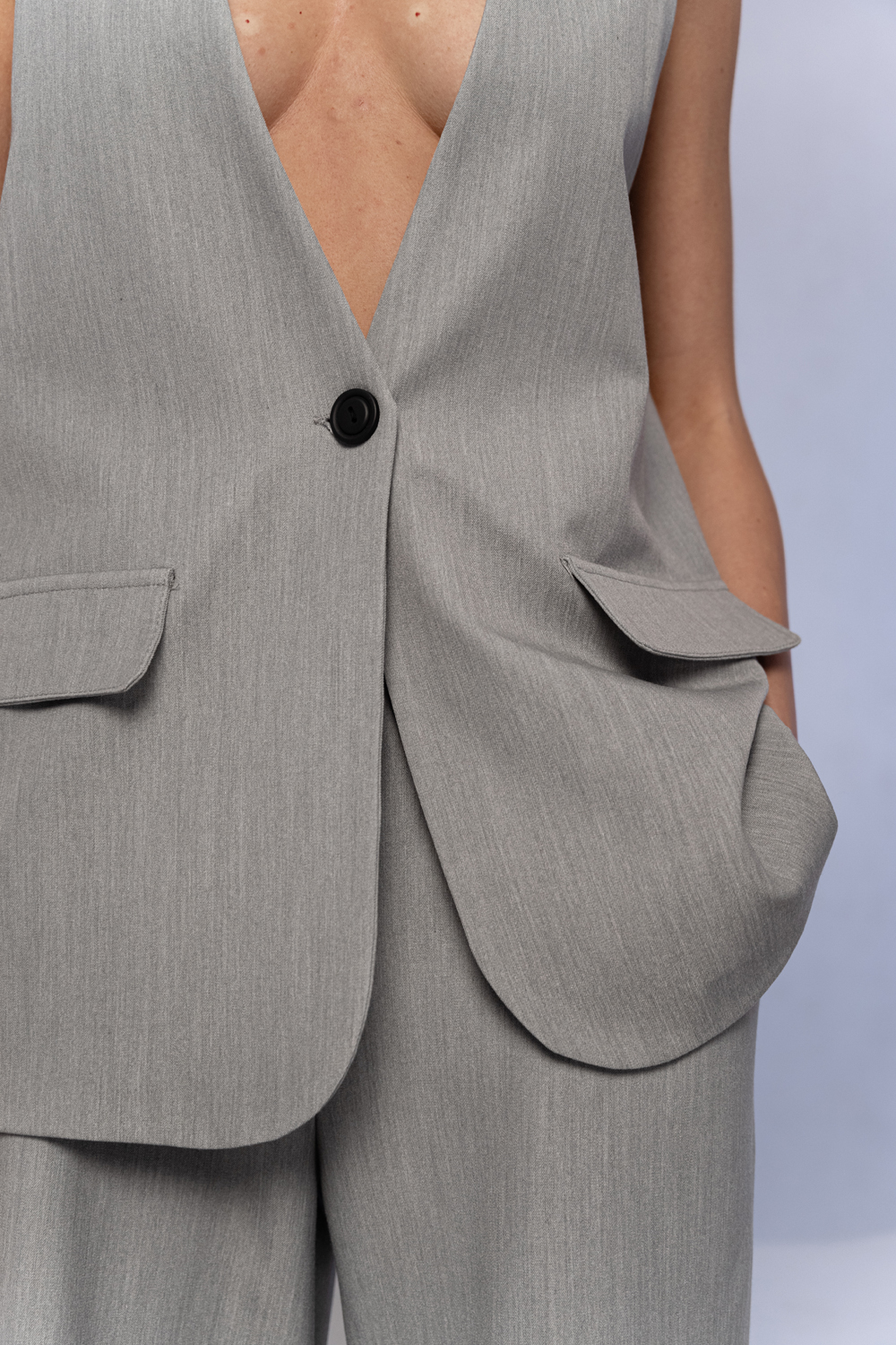 Gray long vest with one button fastening