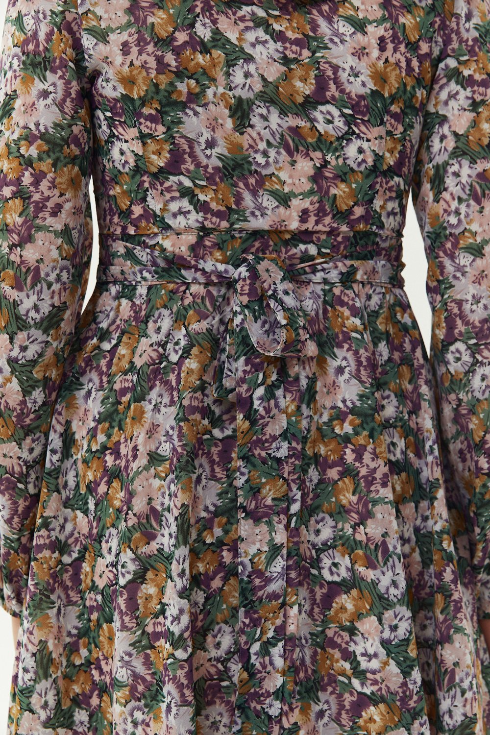 Лілове шифонове плаття на підкладці із запахом