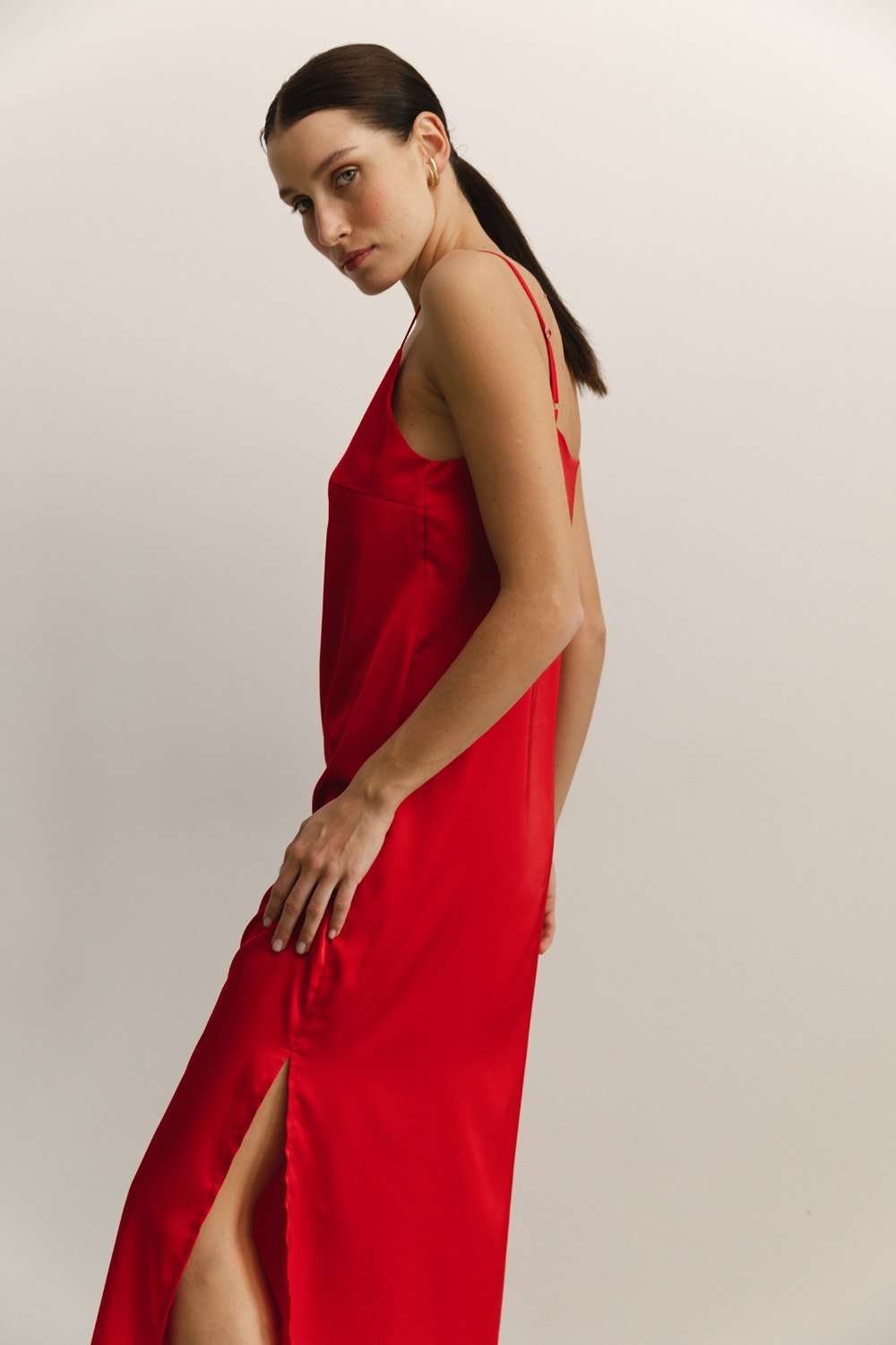 Красное шелковое платье-миди в бельевом стиле