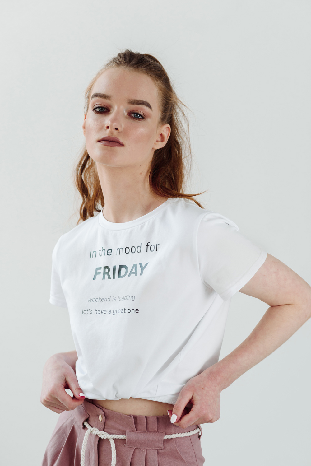 Белая футболка “Friday”