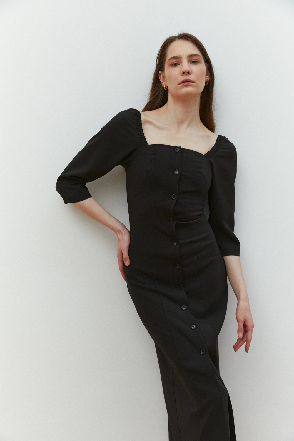 Черное приталенное платье миди с квадратным вырезом горловины