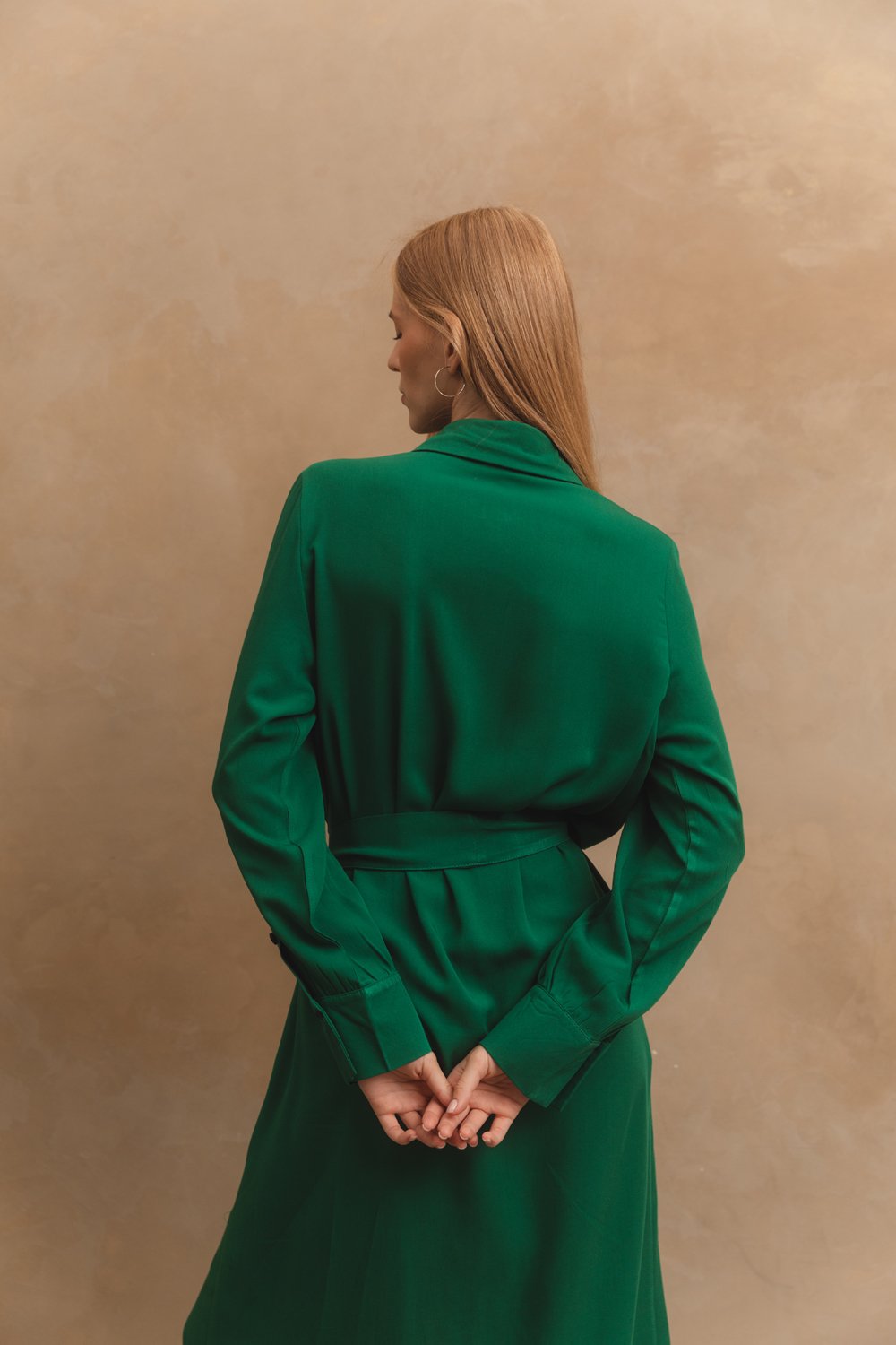 Зеленое свободное платье с накладными карманами