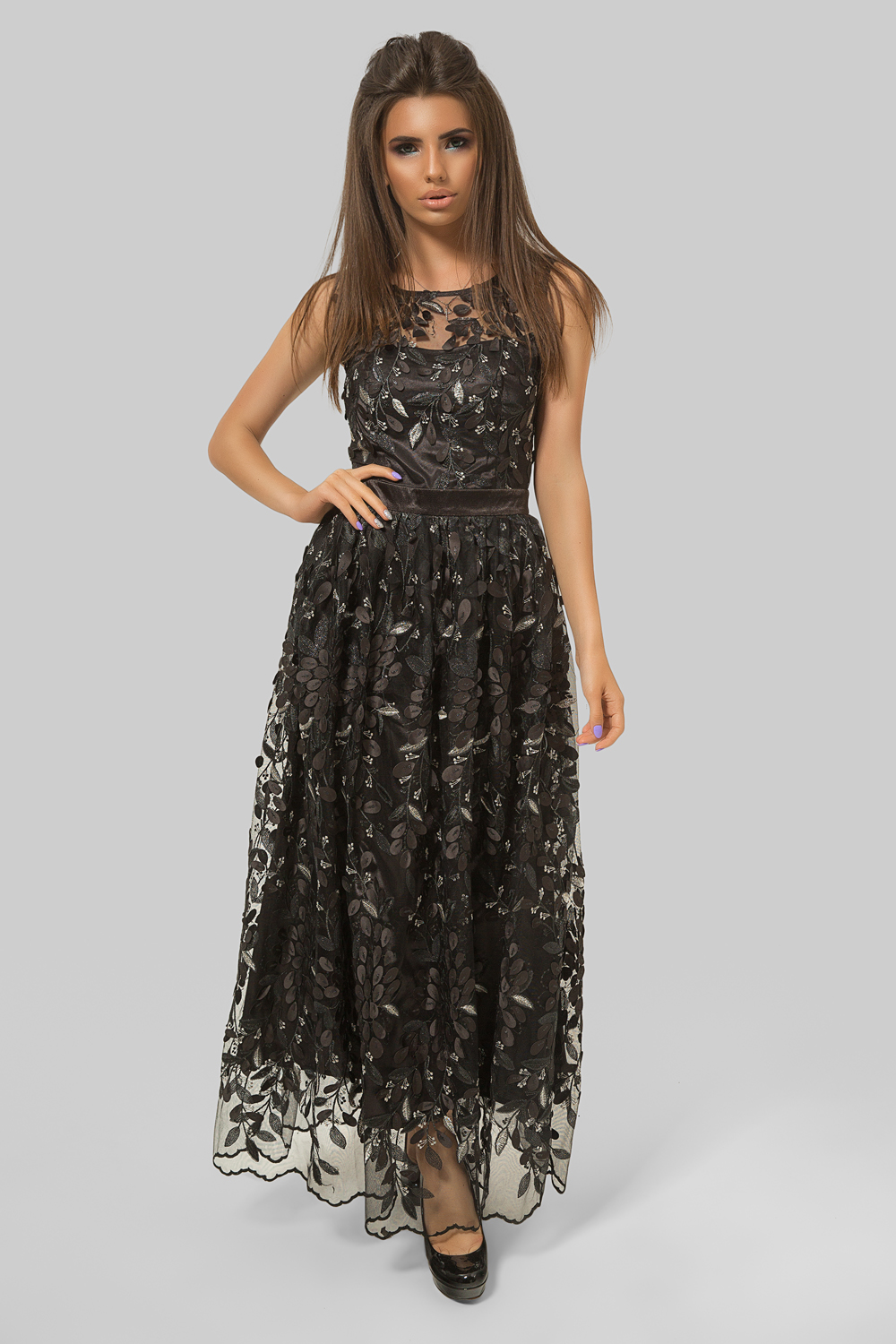 Floor-length evening dress in black