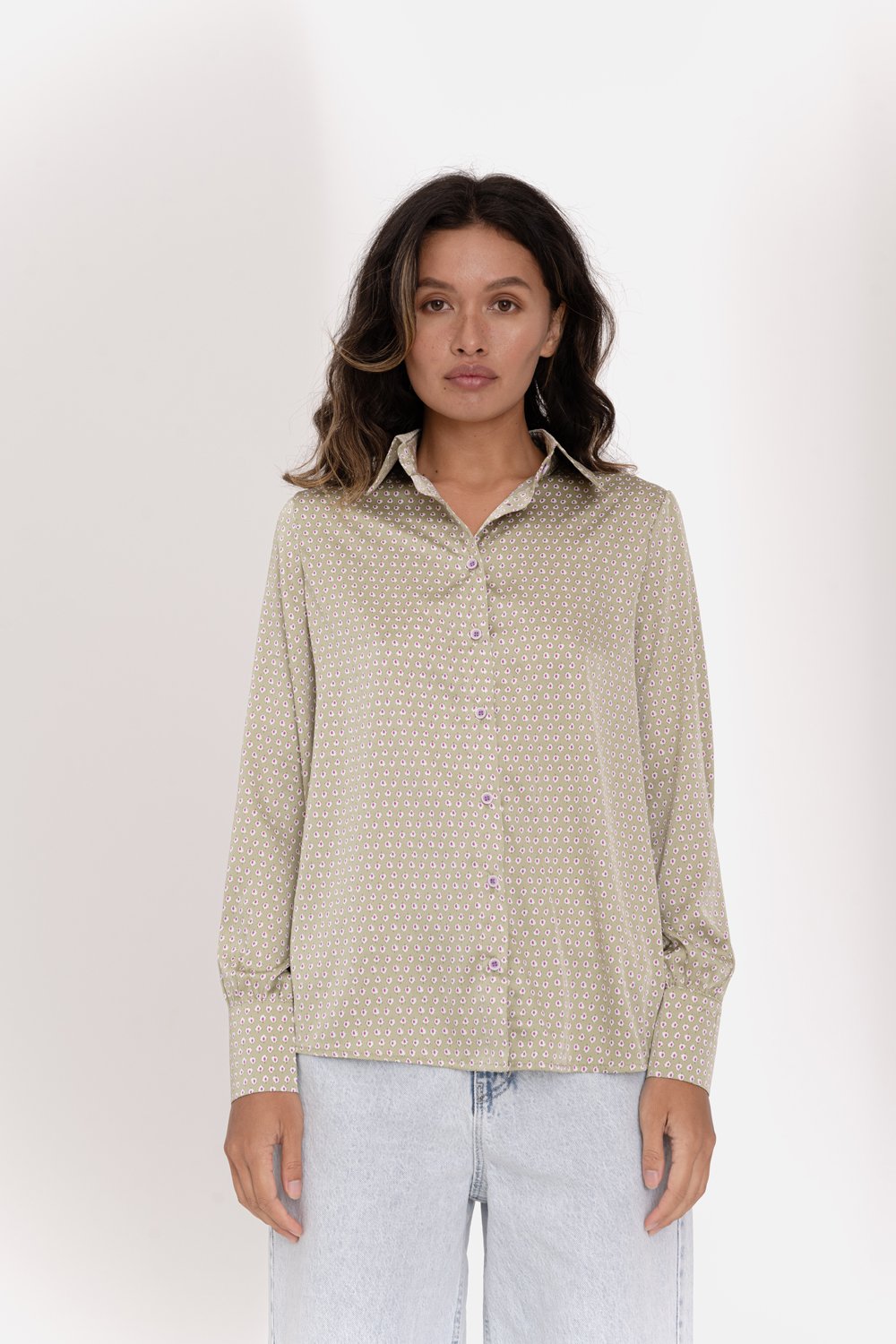 Елегантна блузка вільного крою оливкового кольору.