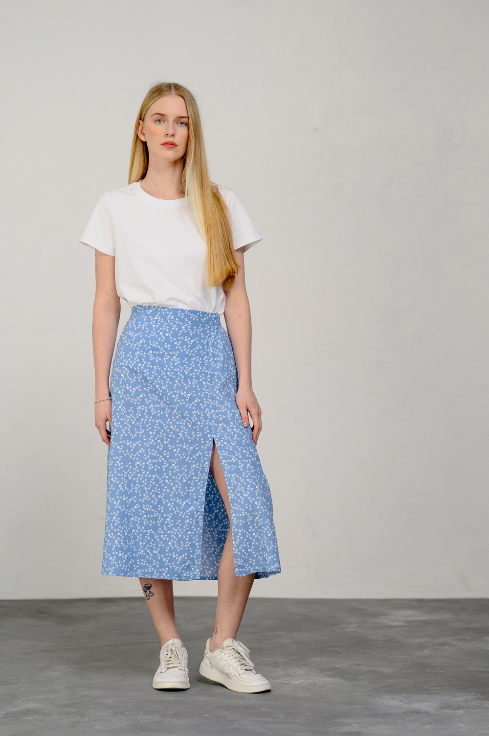 Blue skirt with elastic waistband and slit