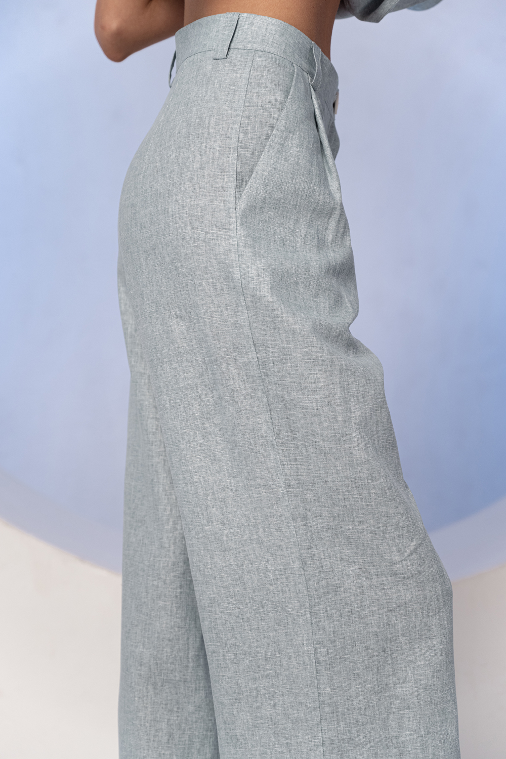 Серо-голубые широкие льняные брюки на поясе