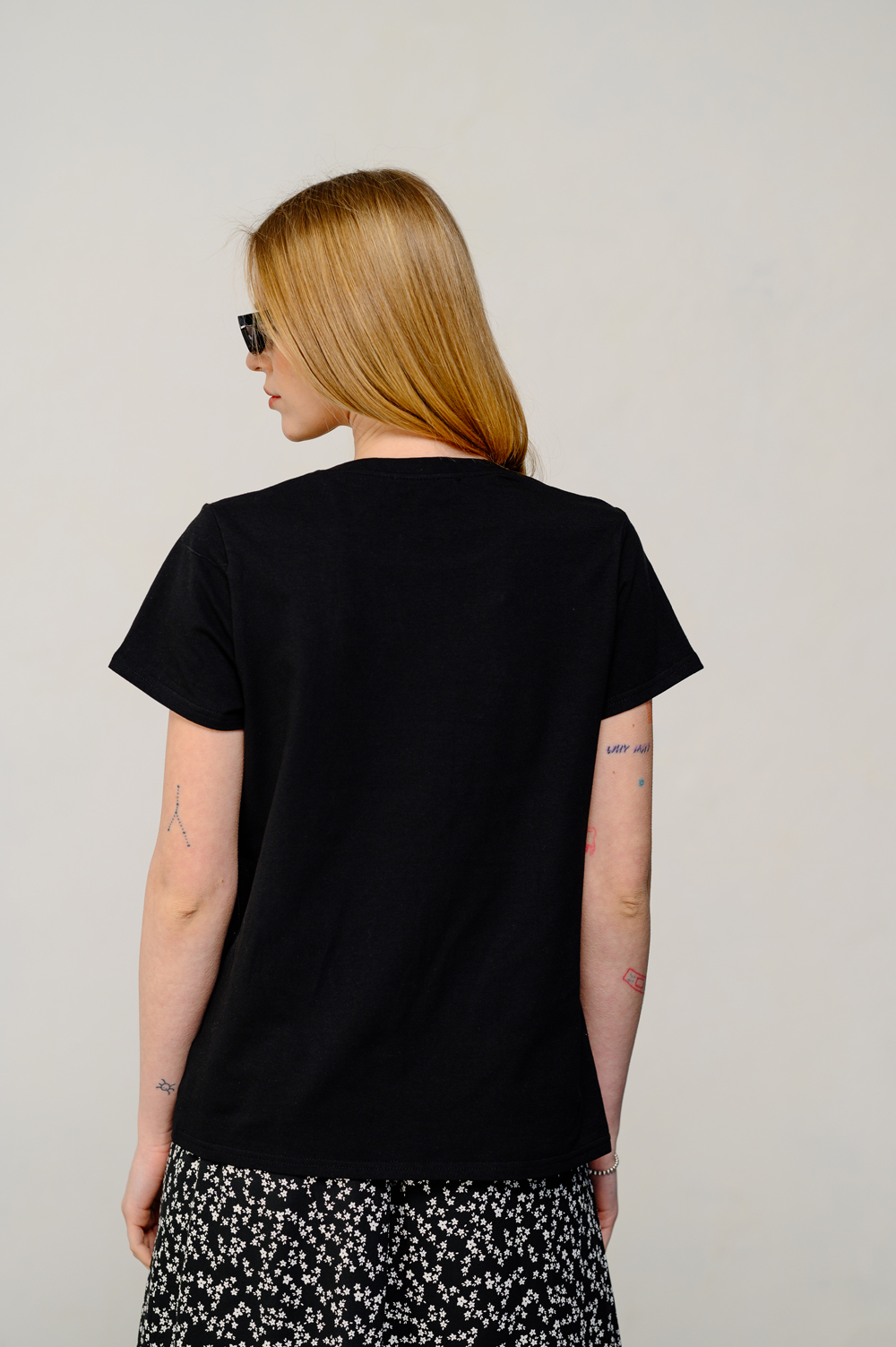 Straight-cut basic t-shirt in black