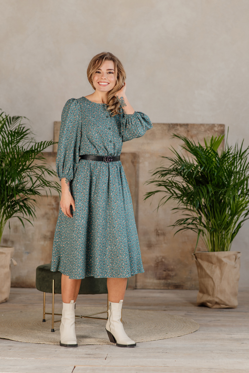 Emerald dress with puff sleeves and belt