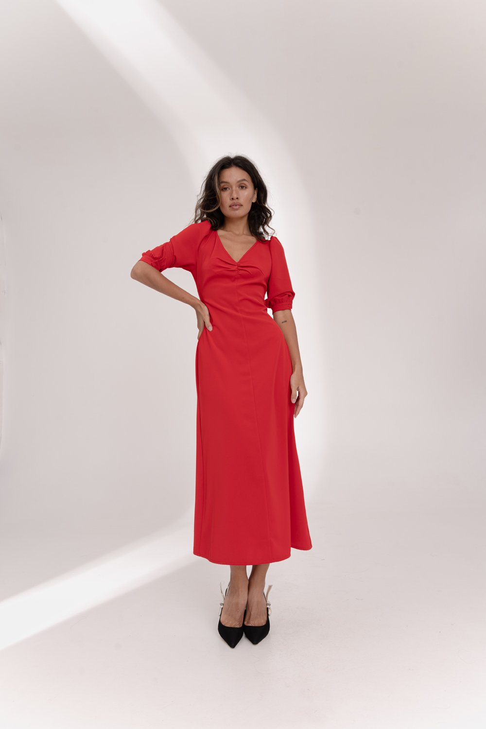Красное струящееся платье со сборкой на груди