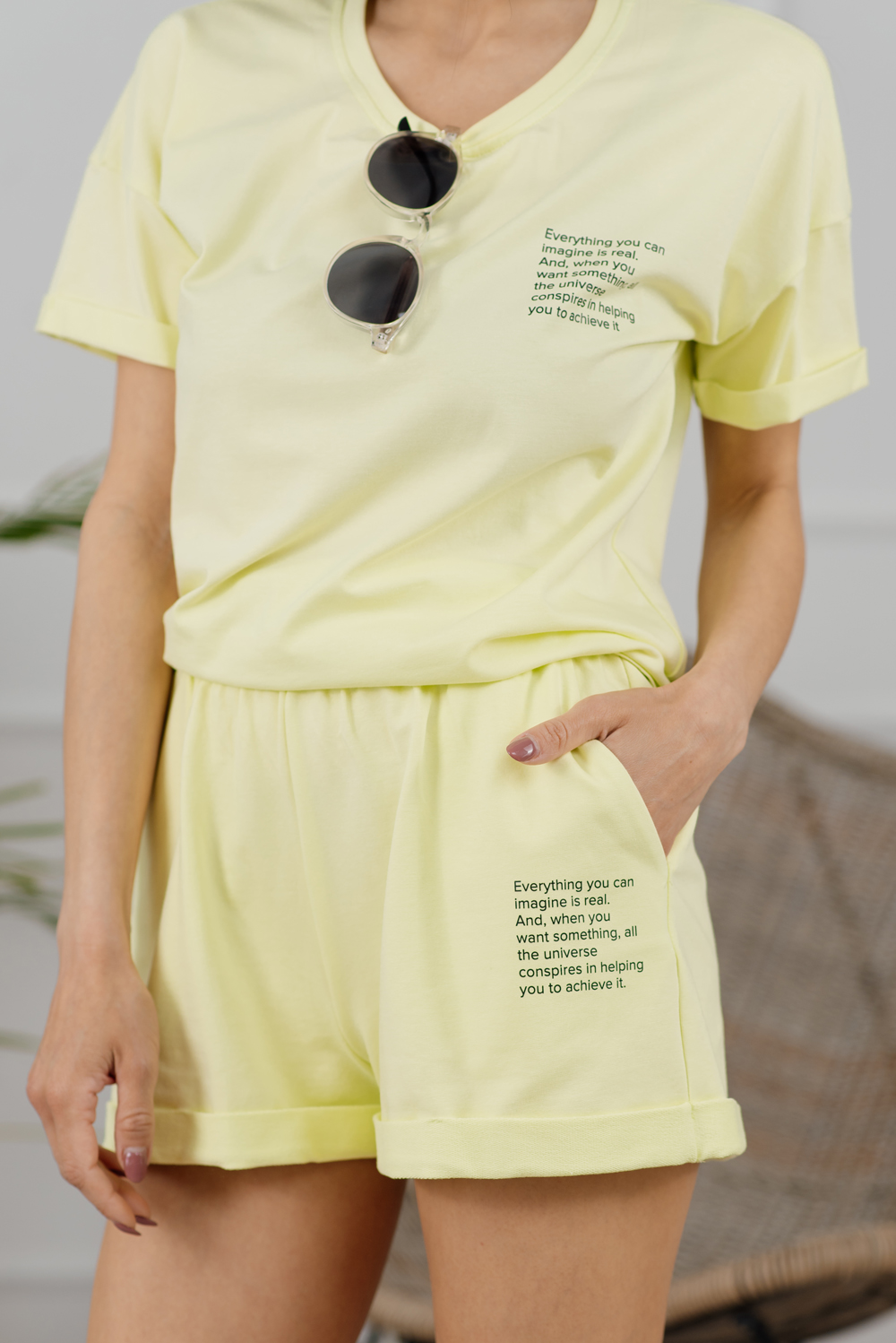 Комплект шорты с футболкой цвета лайма