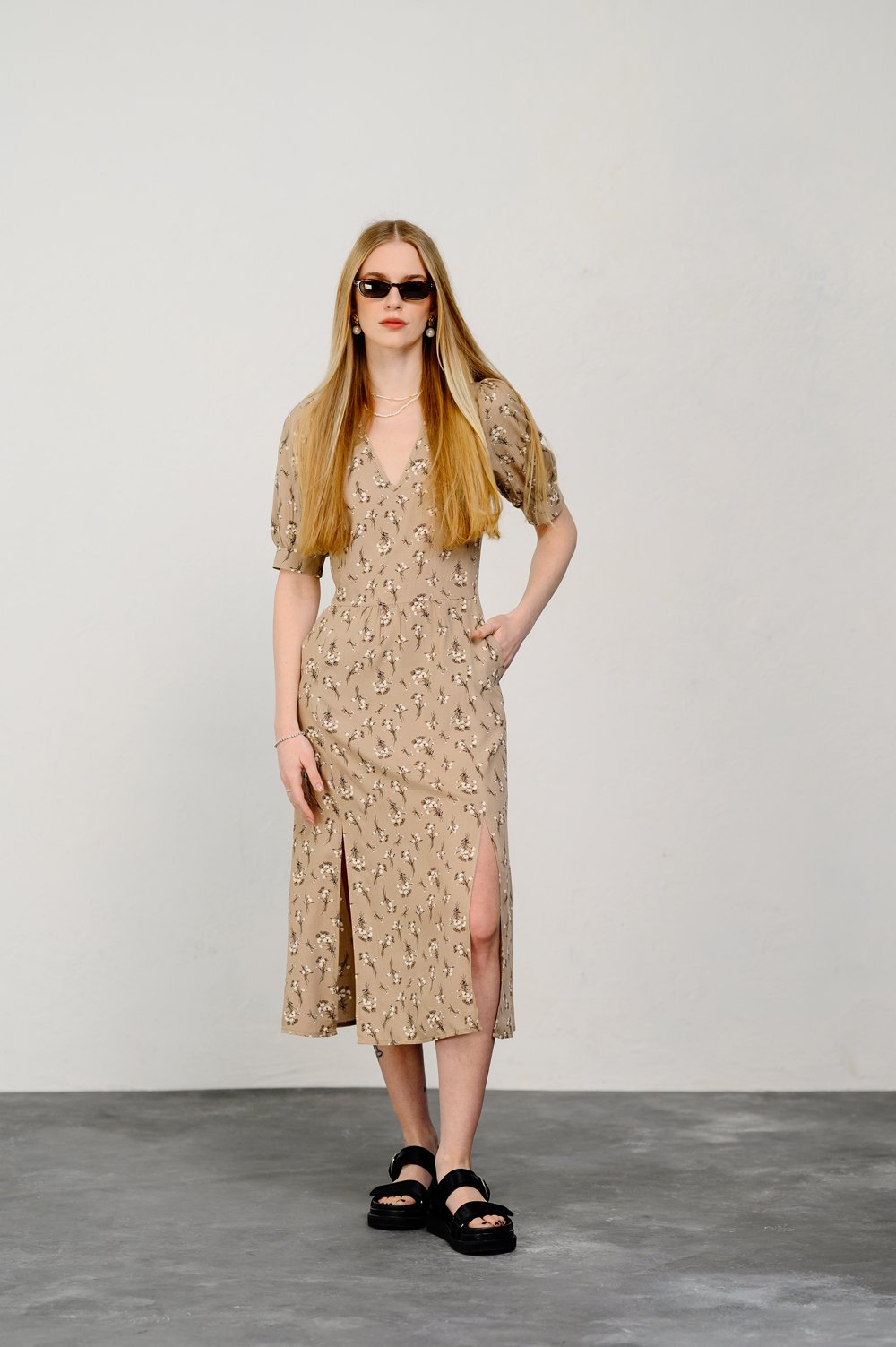 Beige semi-fitted dress with puff sleeves