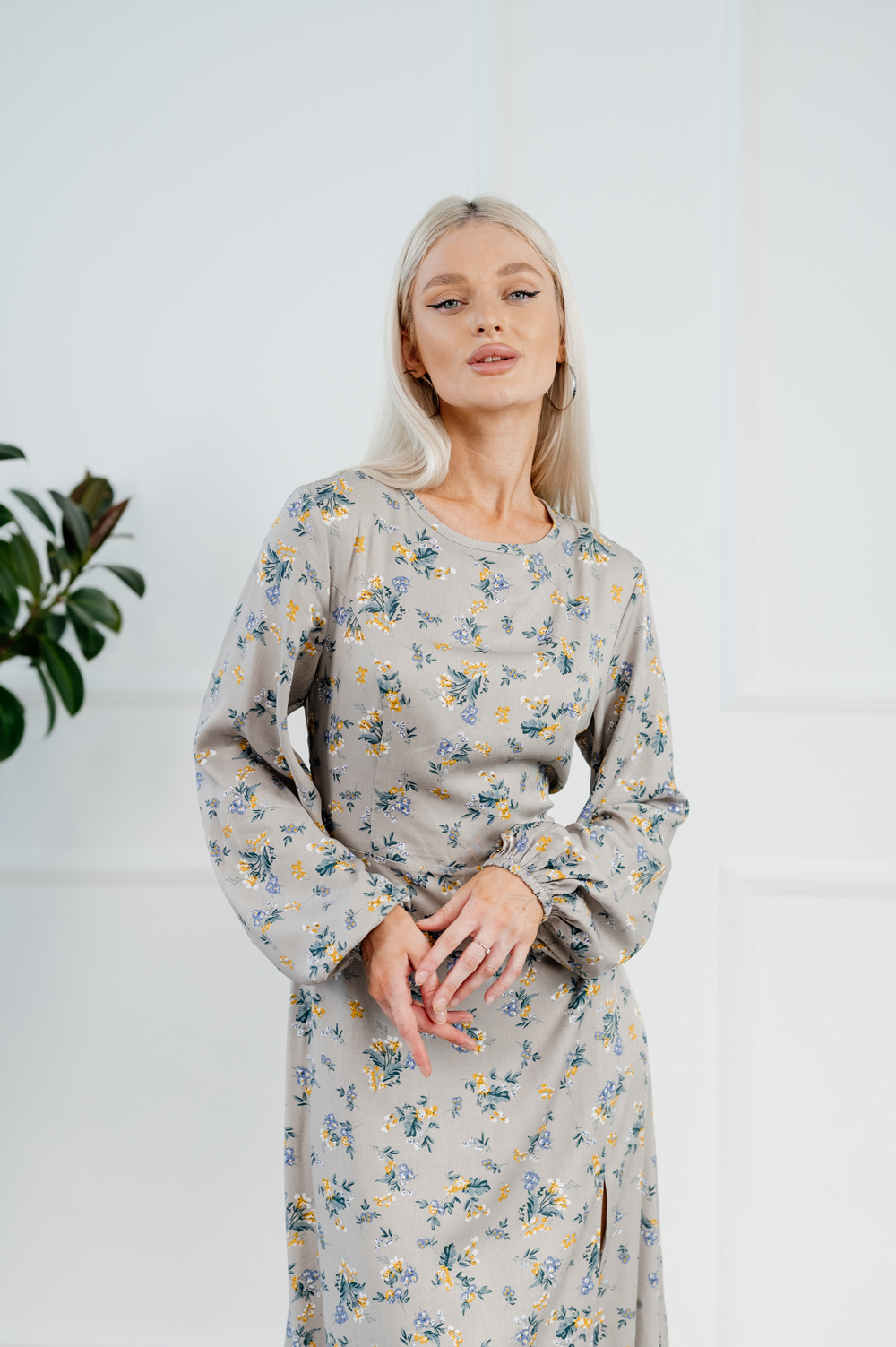 Ashy fitted midi dress in a floral print below the knee