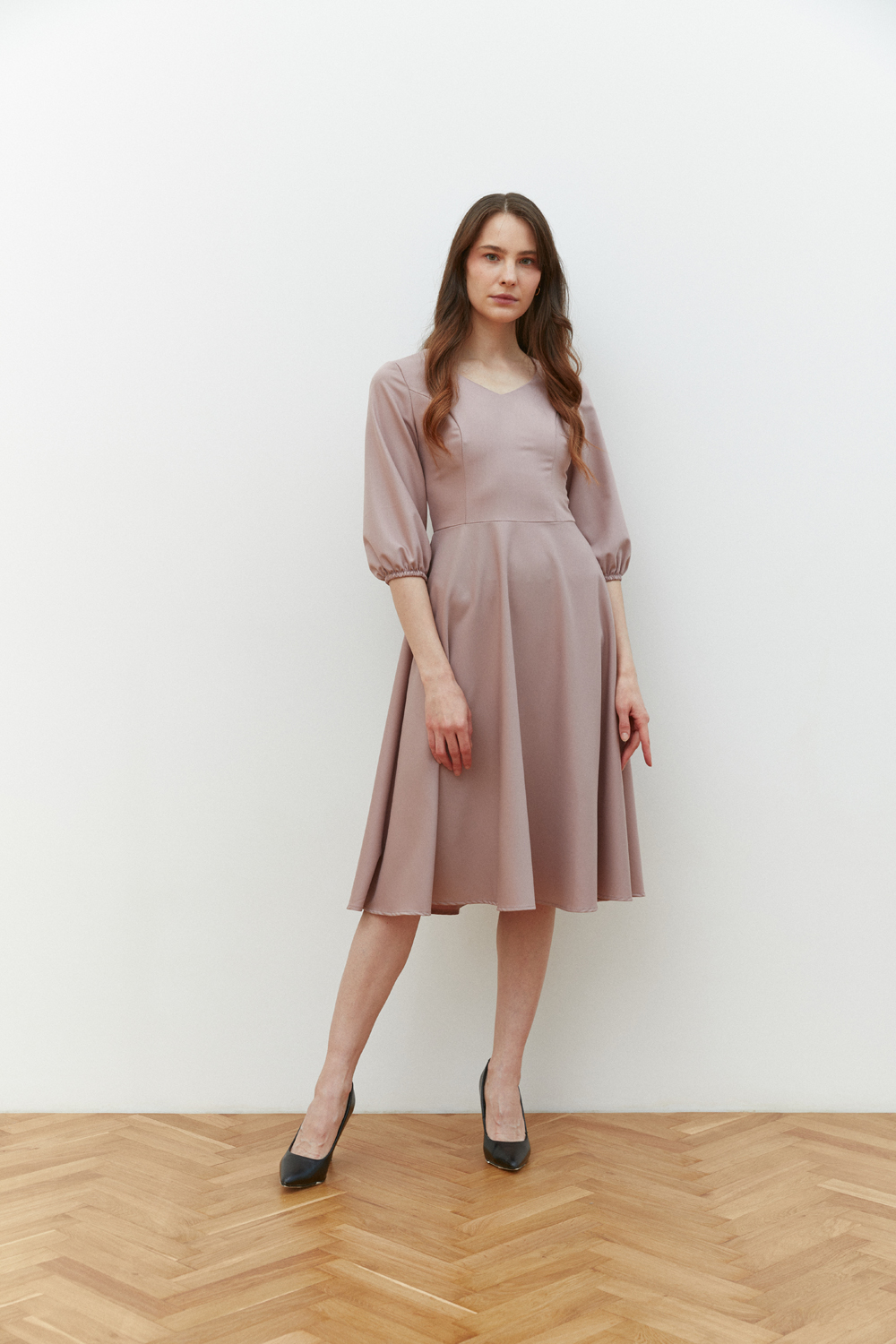 Midi-length dress with V-neck and ribbed bodice