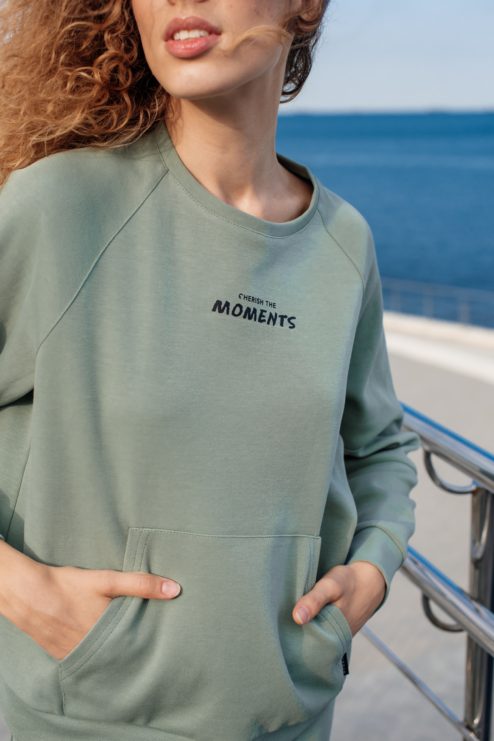Sweatshirt with raglan sleeves and lettering