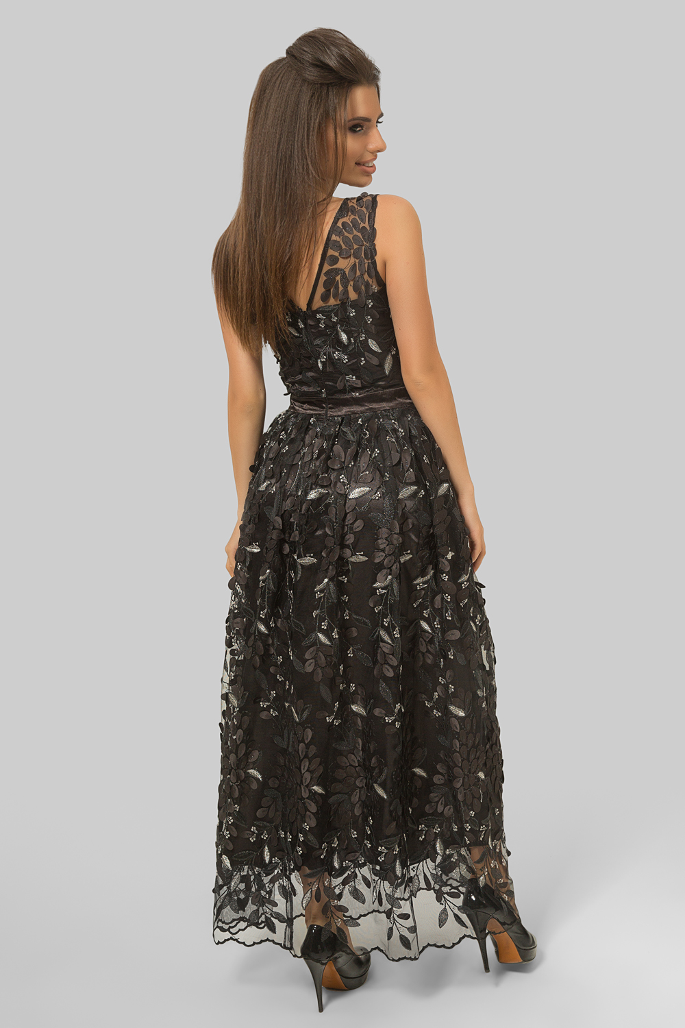 Floor-length evening dress in black