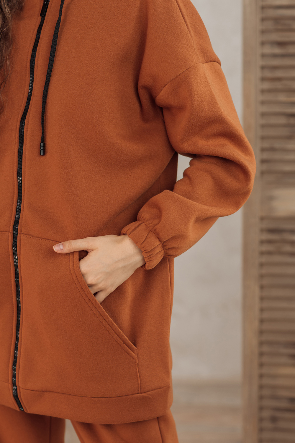 Long sweatshirt with a zipper