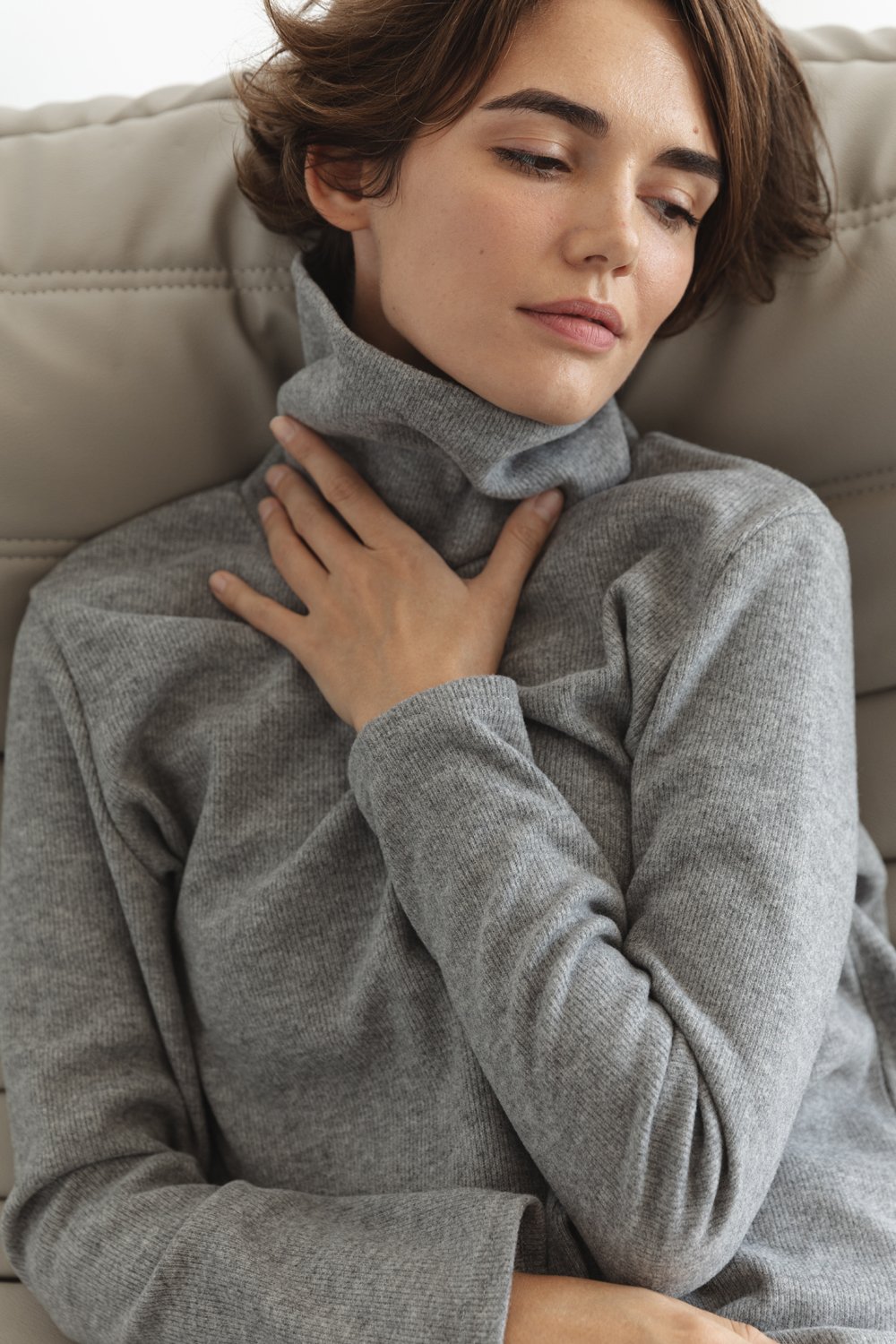 Сірий трикотажний светр-оверсайз із розрізами з боків