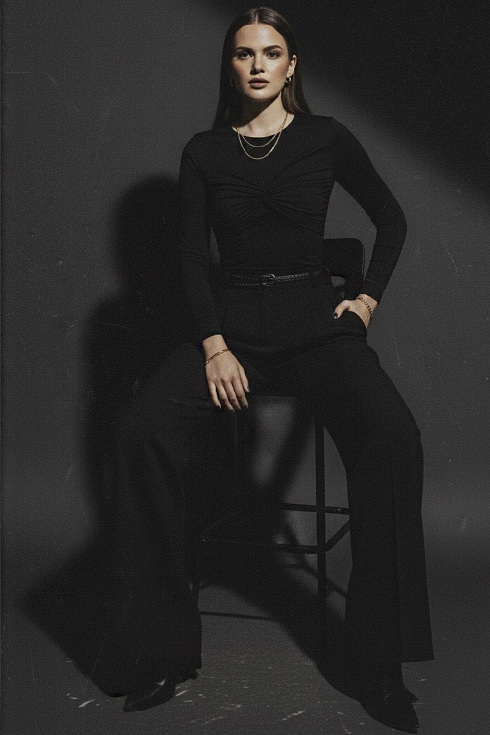 Чорний лонгслів з асиметричним драпіруванням.