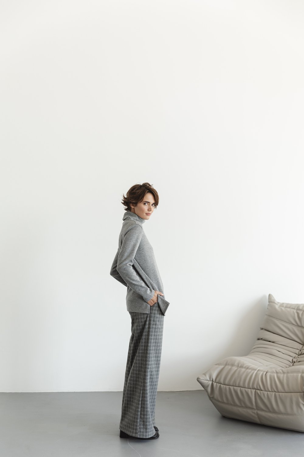 Сірий трикотажний светр-оверсайз із розрізами з боків