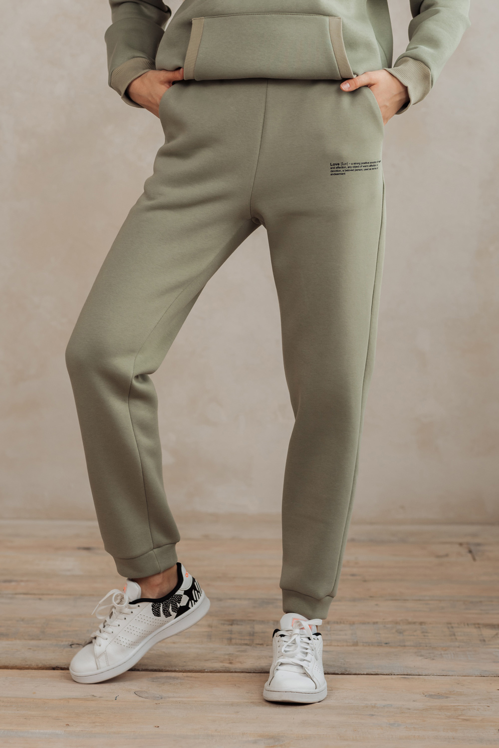 Оливковые спортивные брюки