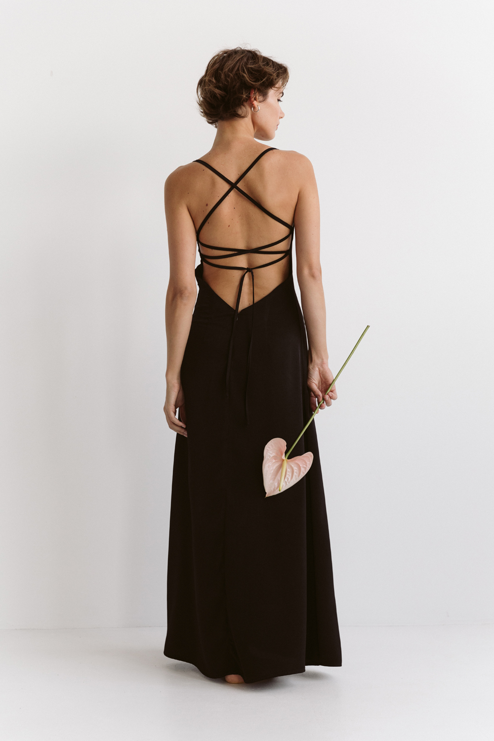 Черное сатиновое платье в бельевом стиле с открытой спиной