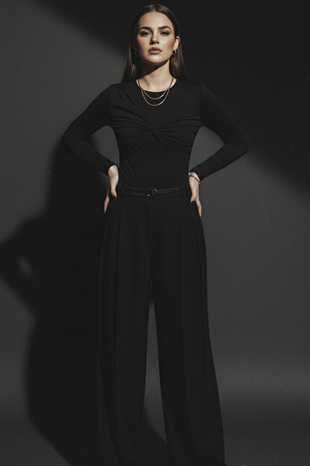 Чорний лонгслів з асиметричним драпіруванням.