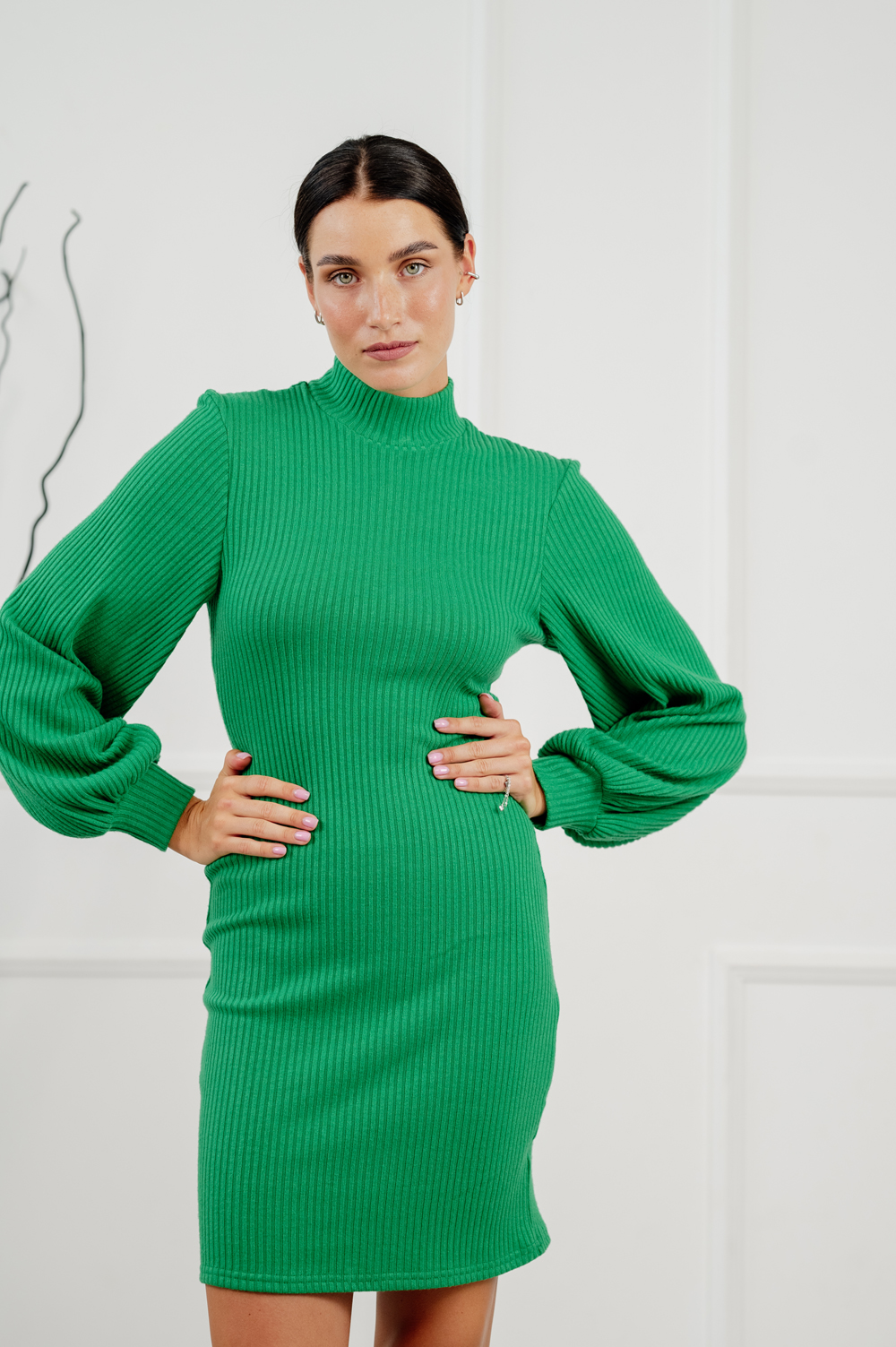 Зелёное платье мини в рубчик