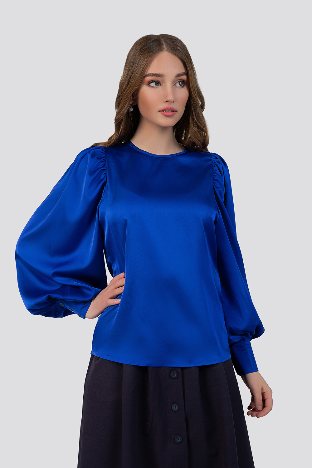 Трендовая синяя блузка с объемным рукавом
