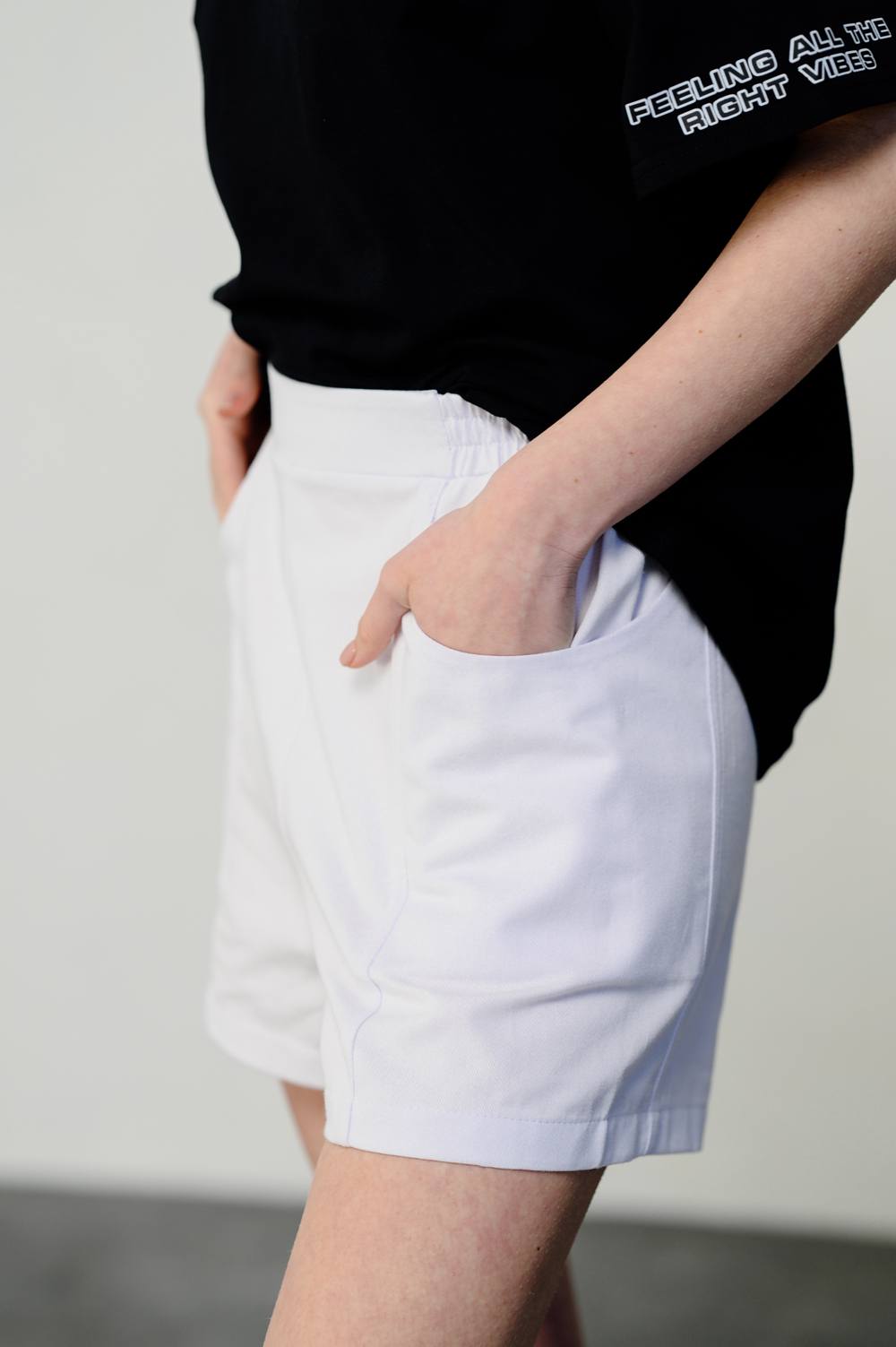 Белые свободные шорты с поясом на резинке