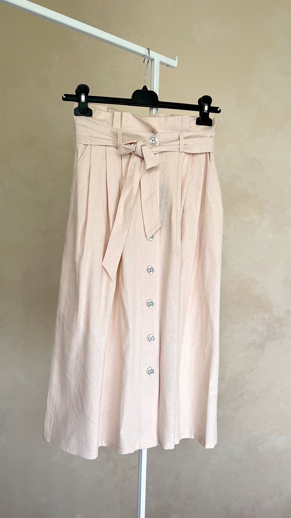 Персиковая юбка из льна со складками