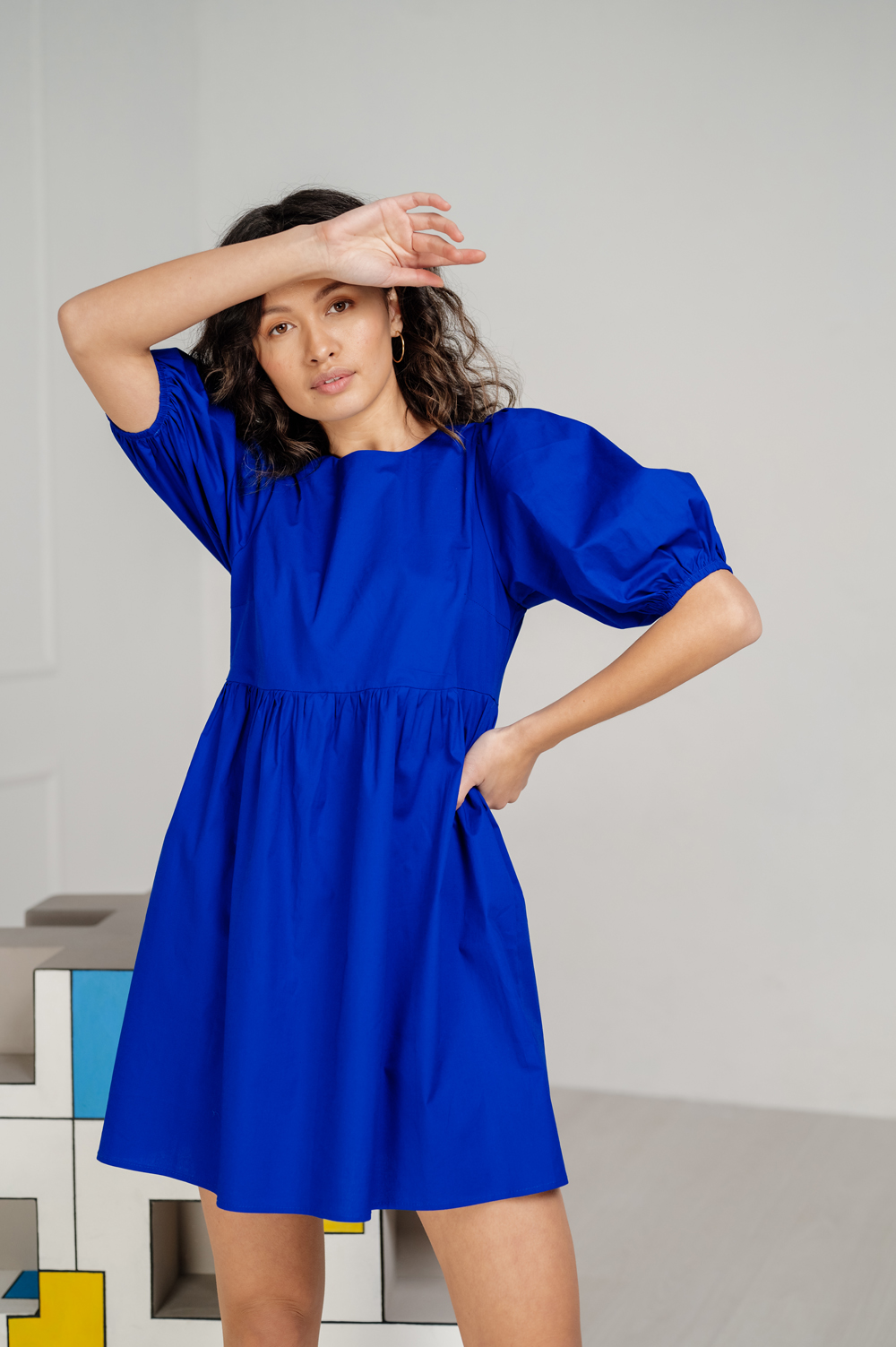 Коттонова міні-сукня з вільною спідницею у кольорі 