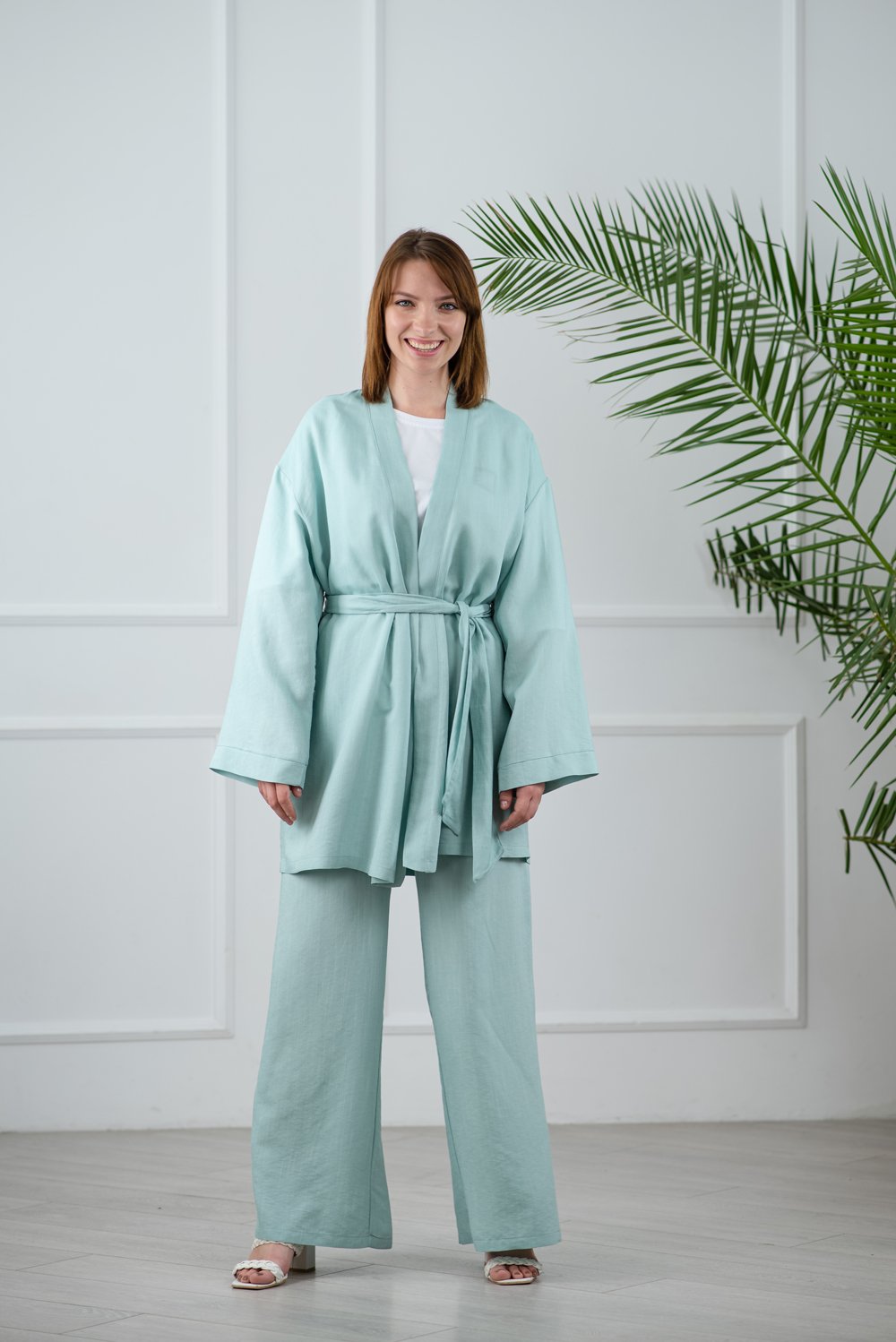 Мятный костюм в стиле кимоно с брюками-клёш