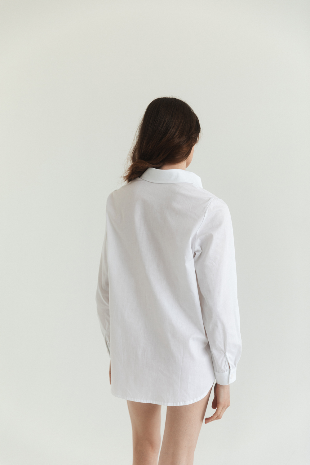 Біла котонова сорочка з функціональними гудзиками з боків