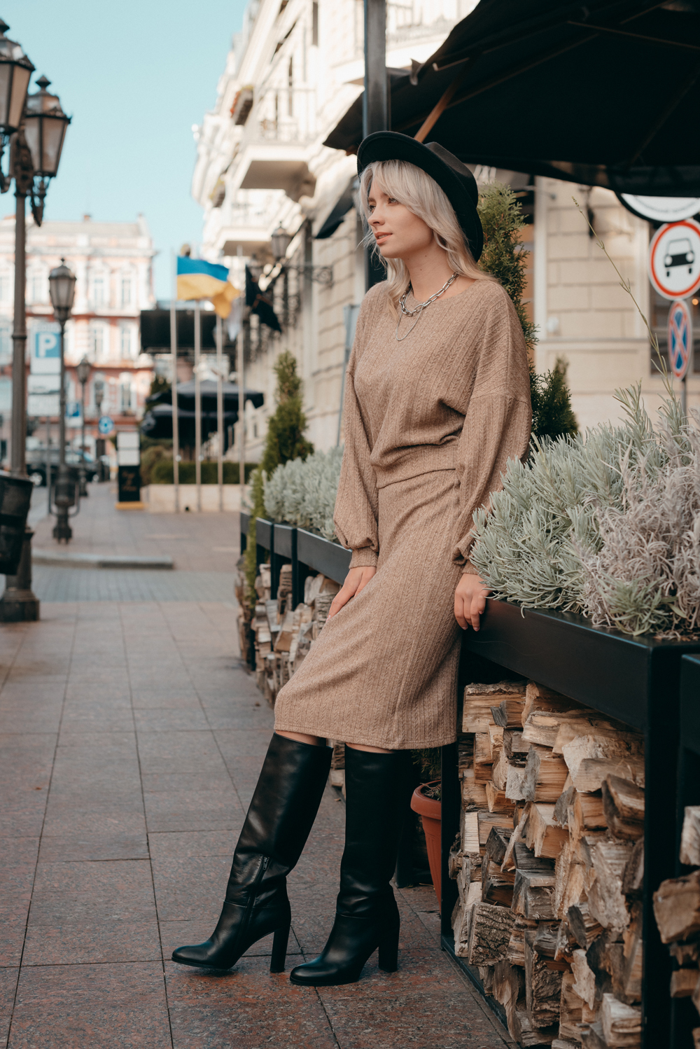 Beige knit straight-leg skirt