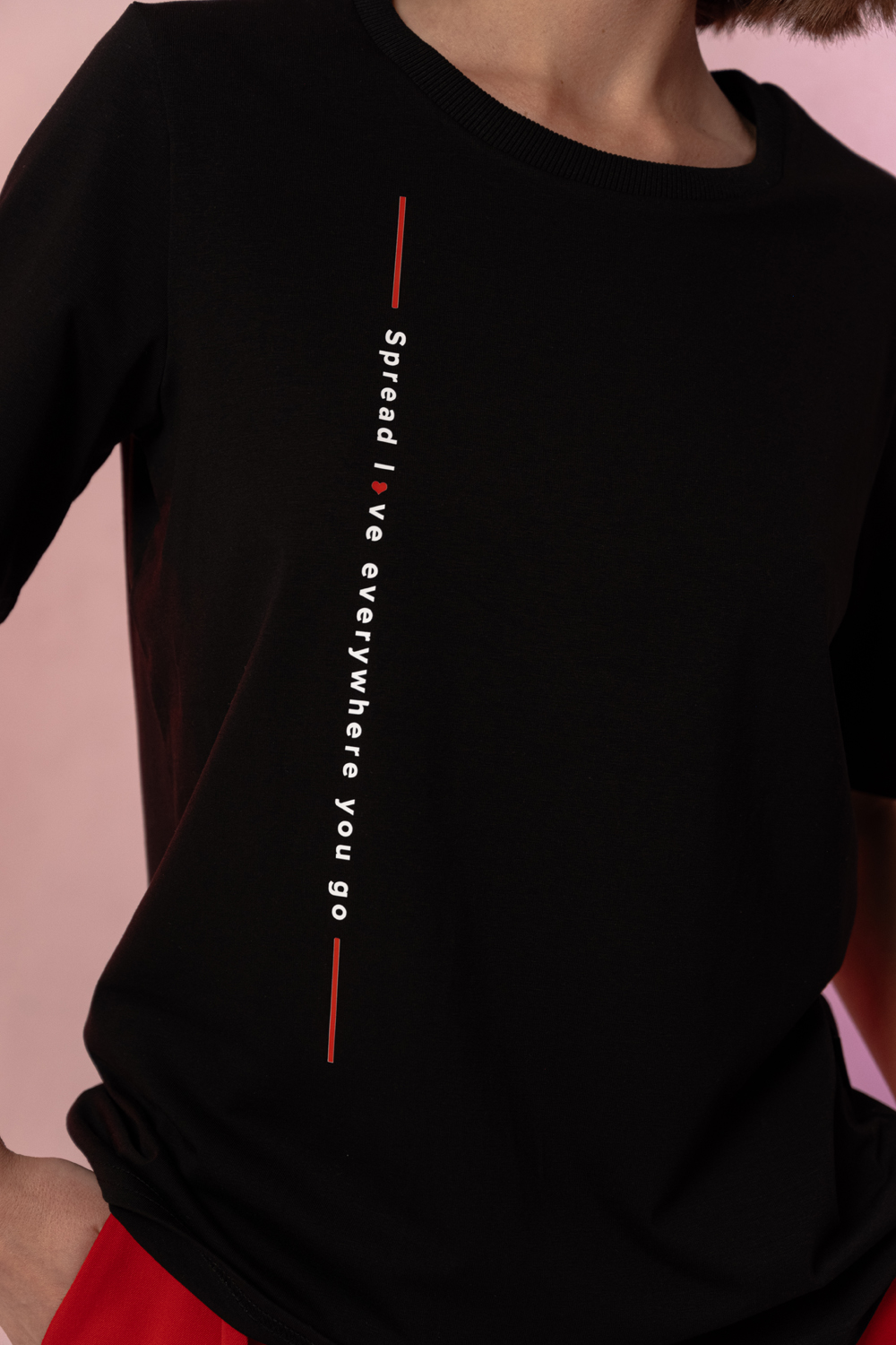 Чорна пряма футболка з вертикальним написом