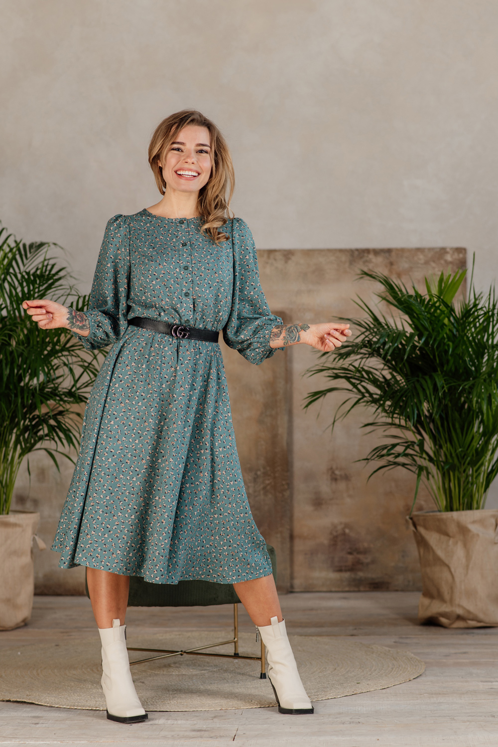 Emerald dress with puff sleeves and belt