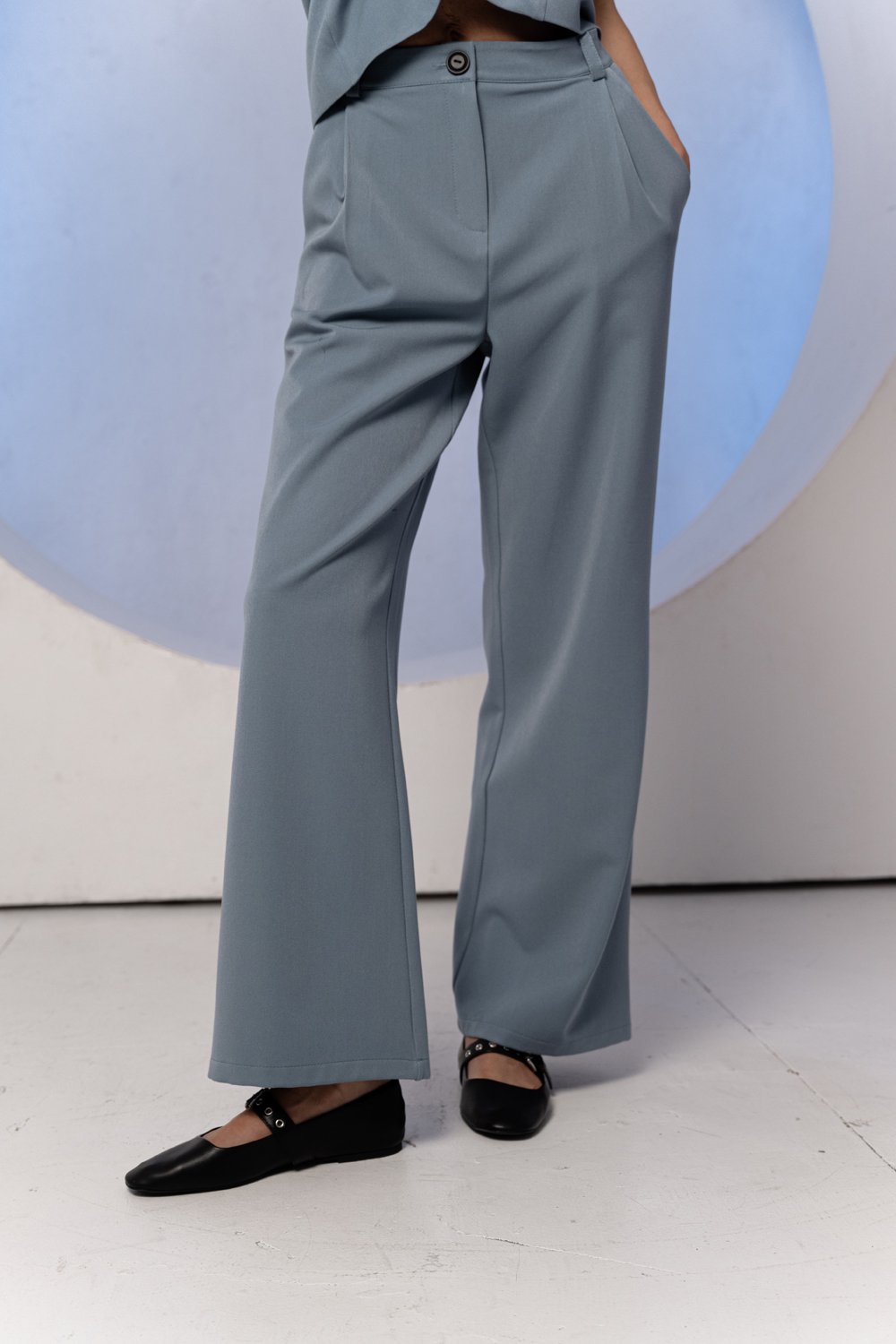 Серо-голубые широкие брюки на поясе
