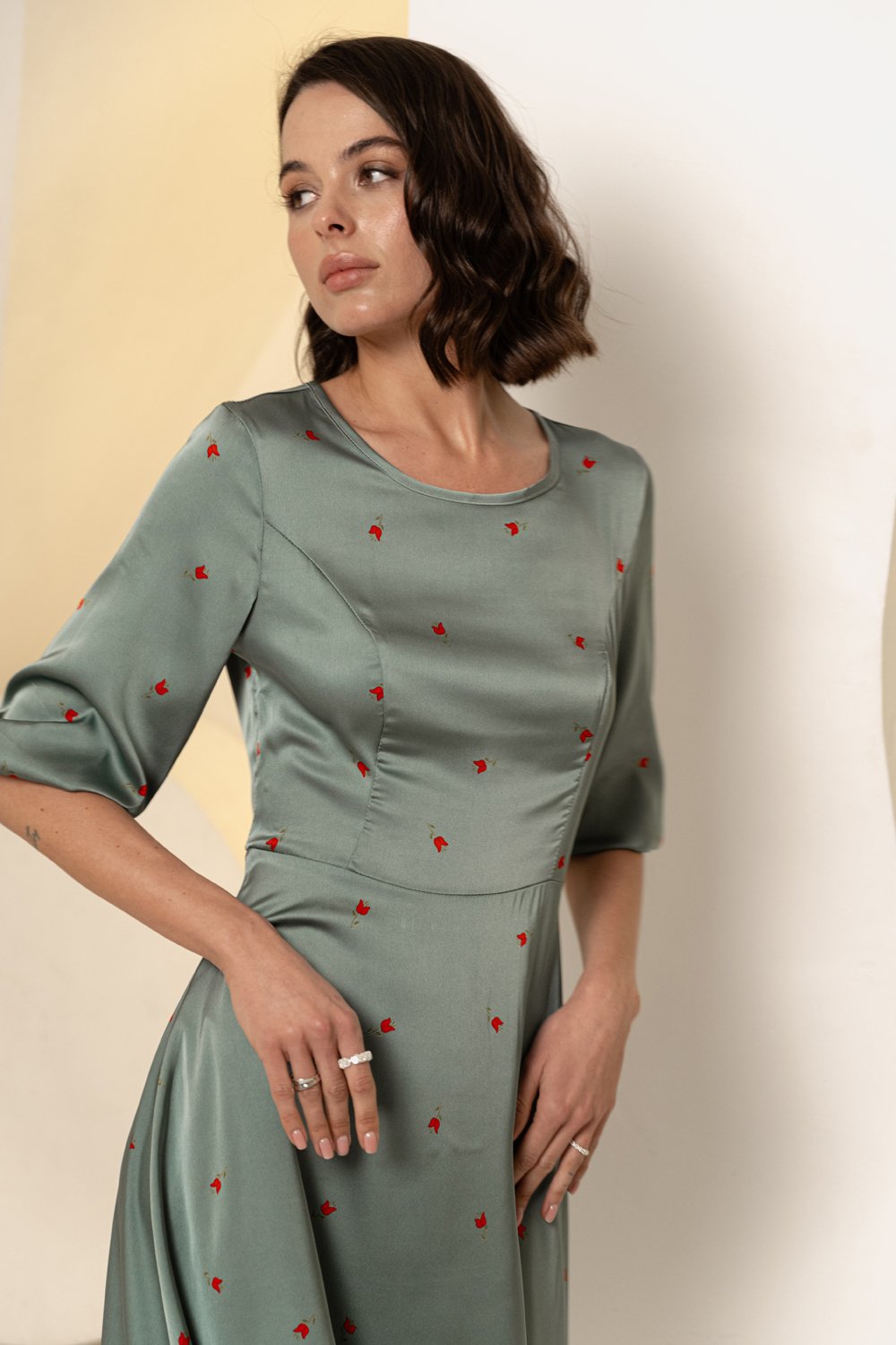 Напівприталена сукня-міді зі вільною спідницею смарагдового кольору