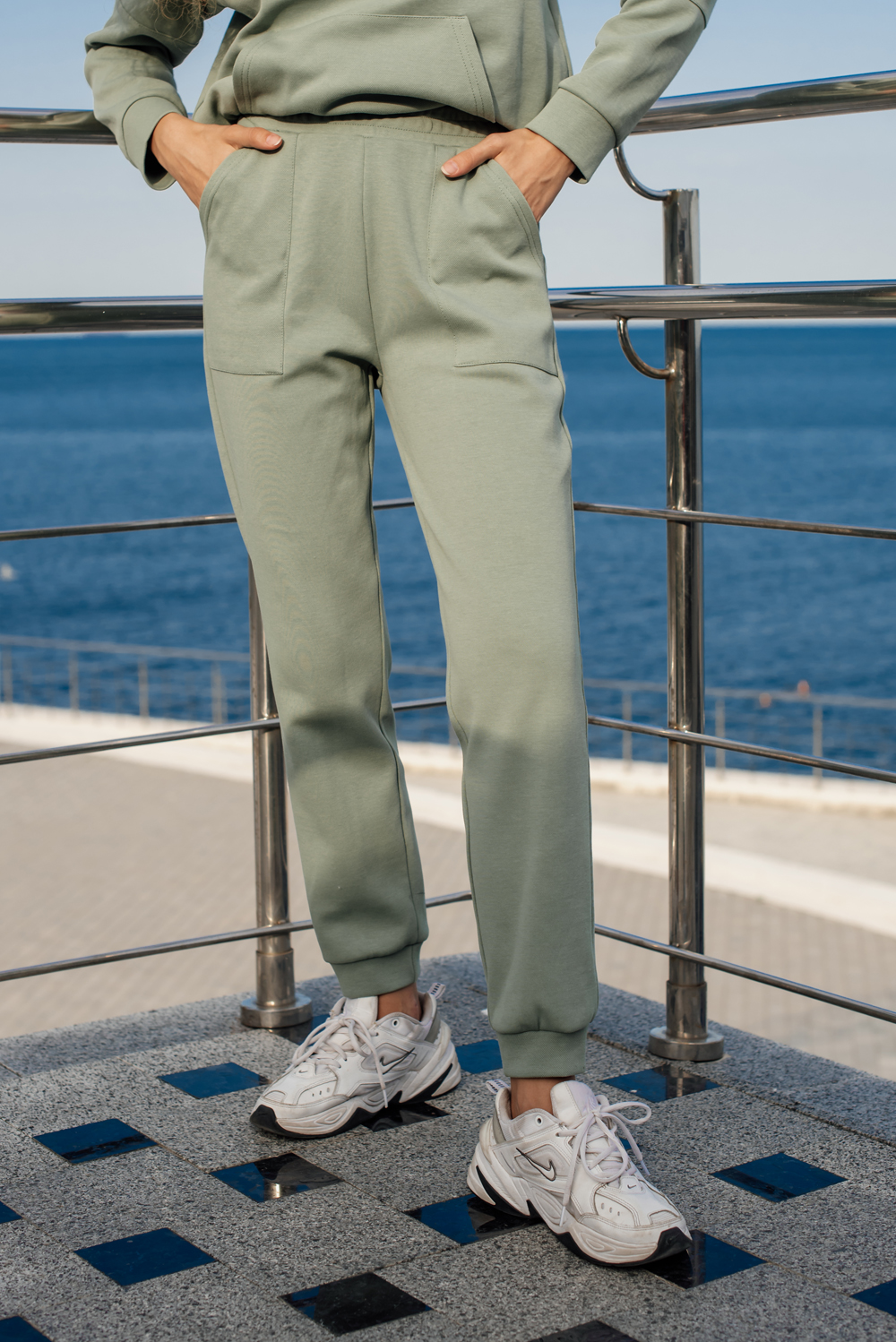 Sporty trousers with patch pockets