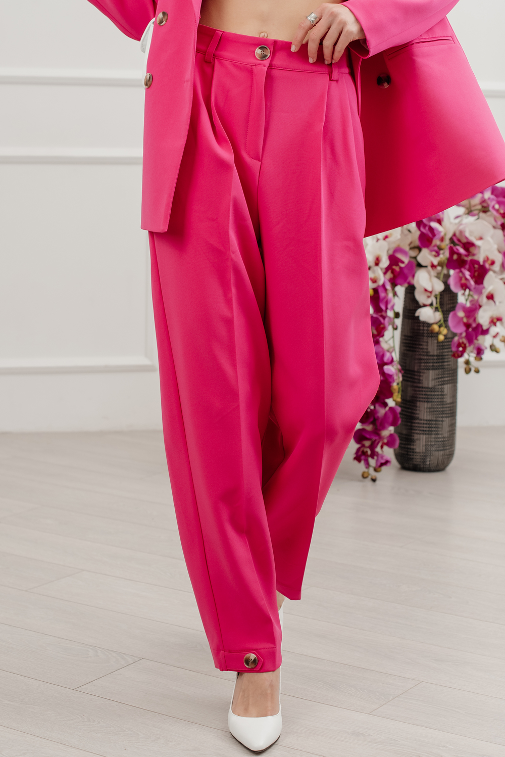 Fuchsia pleated trousers with pockets