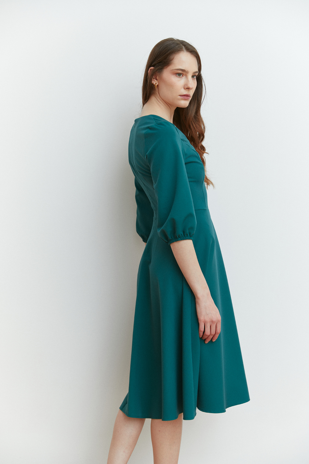 Green midi length dress with V-neck and ribbed bodice